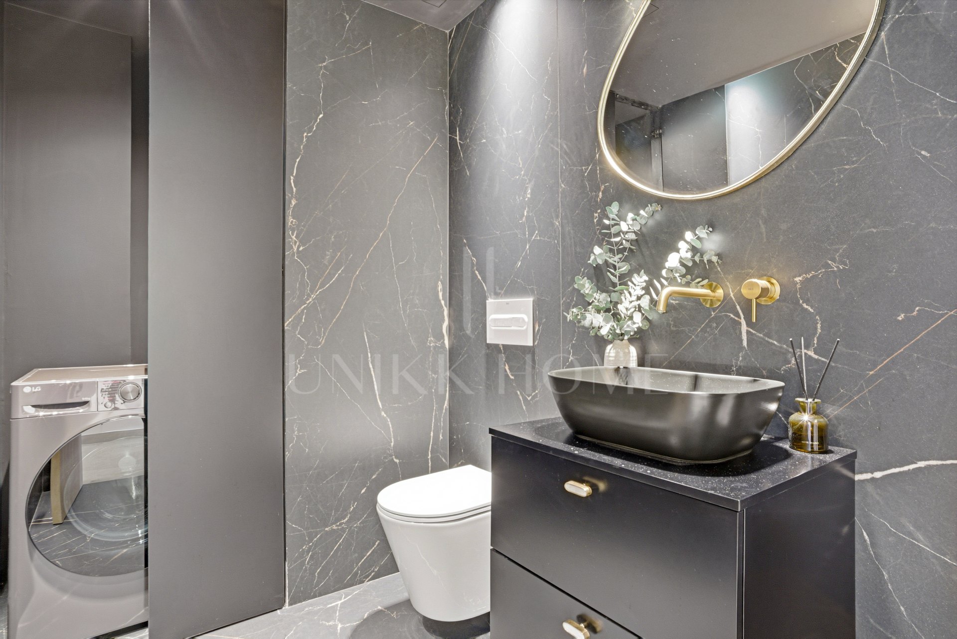 Casa adosada contemporánea de cuatro dormitorios situada en la comunidad cerrada de La Rinconada, situada en el Valle del Golf de Marbella