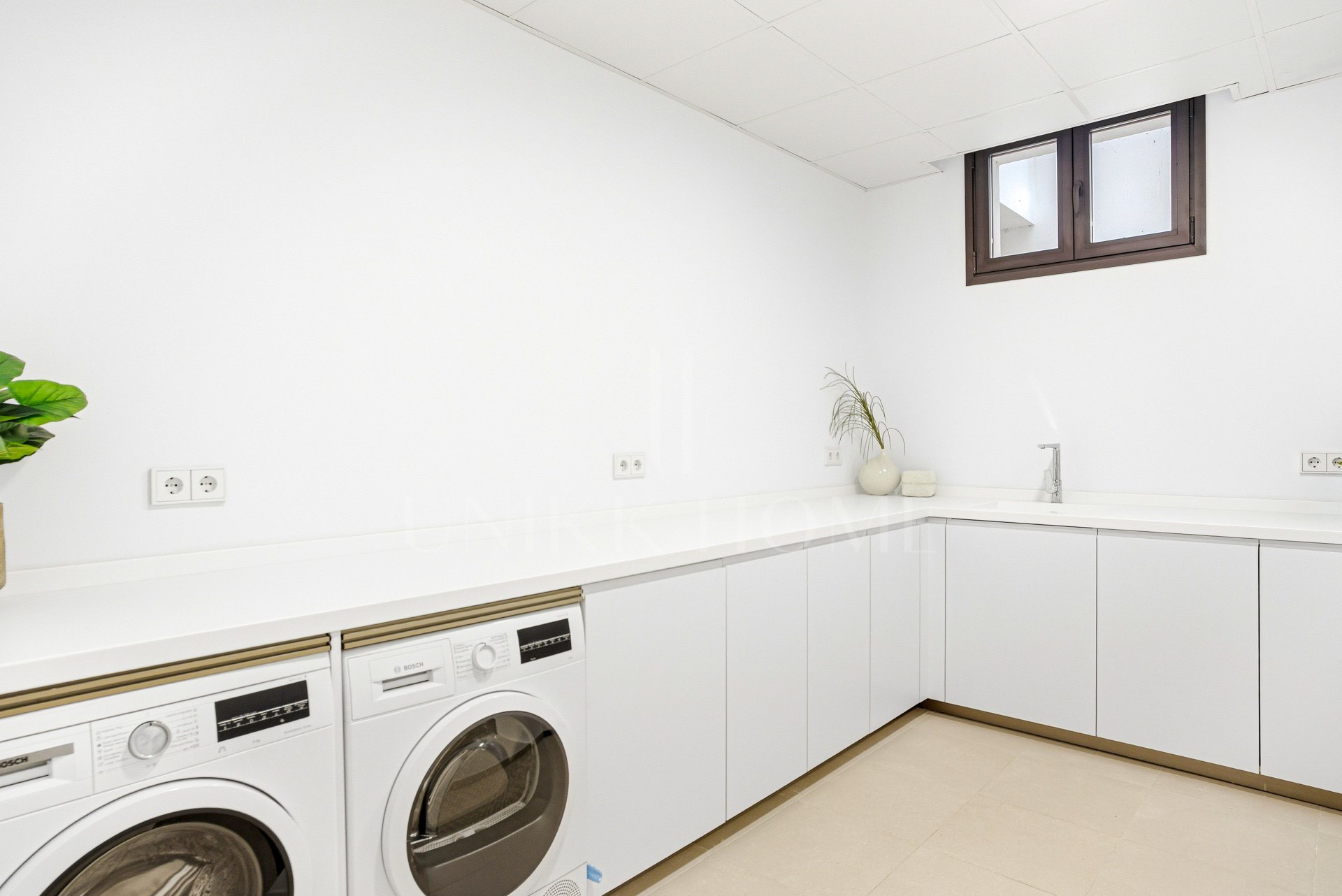 Newly built luxury, four bedroom, south facing villa located in an exclusive gated community on the edge of Marbella´s Golden Mile