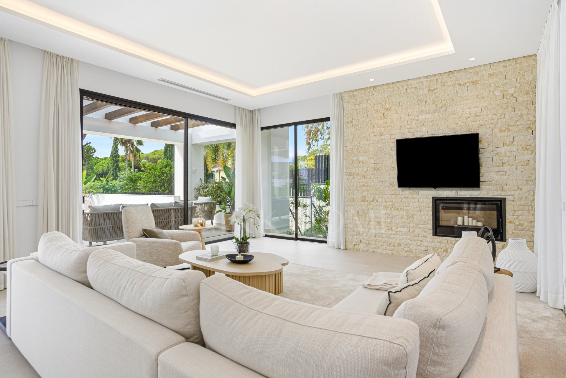 Newly built luxury, four bedroom, south facing villa located in an exclusive gated community on the edge of Marbella´s Golden Mile