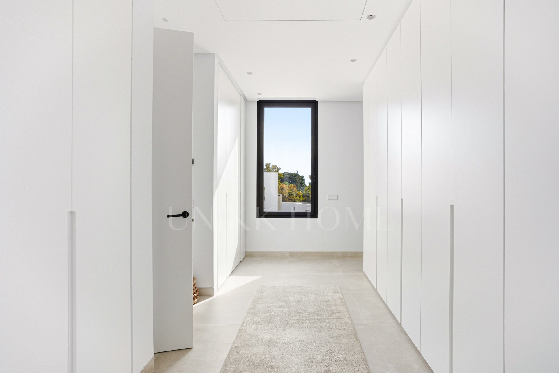 Newly built luxury, four bedroom, south facing villa located in an exclusive gated community on the edge of Marbella´s Golden Mile