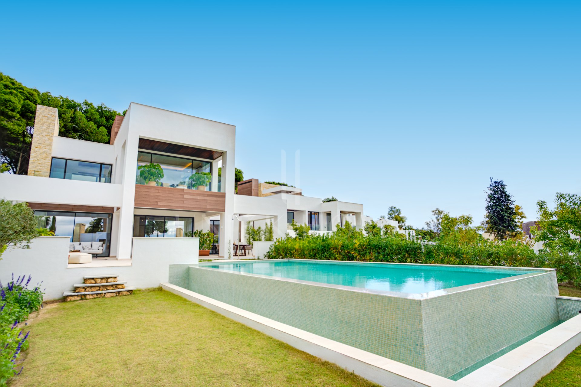 Newly built luxury, four bedroom, south facing villa located in an exclusive gated community on the edge of Marbella´s Golden Mile