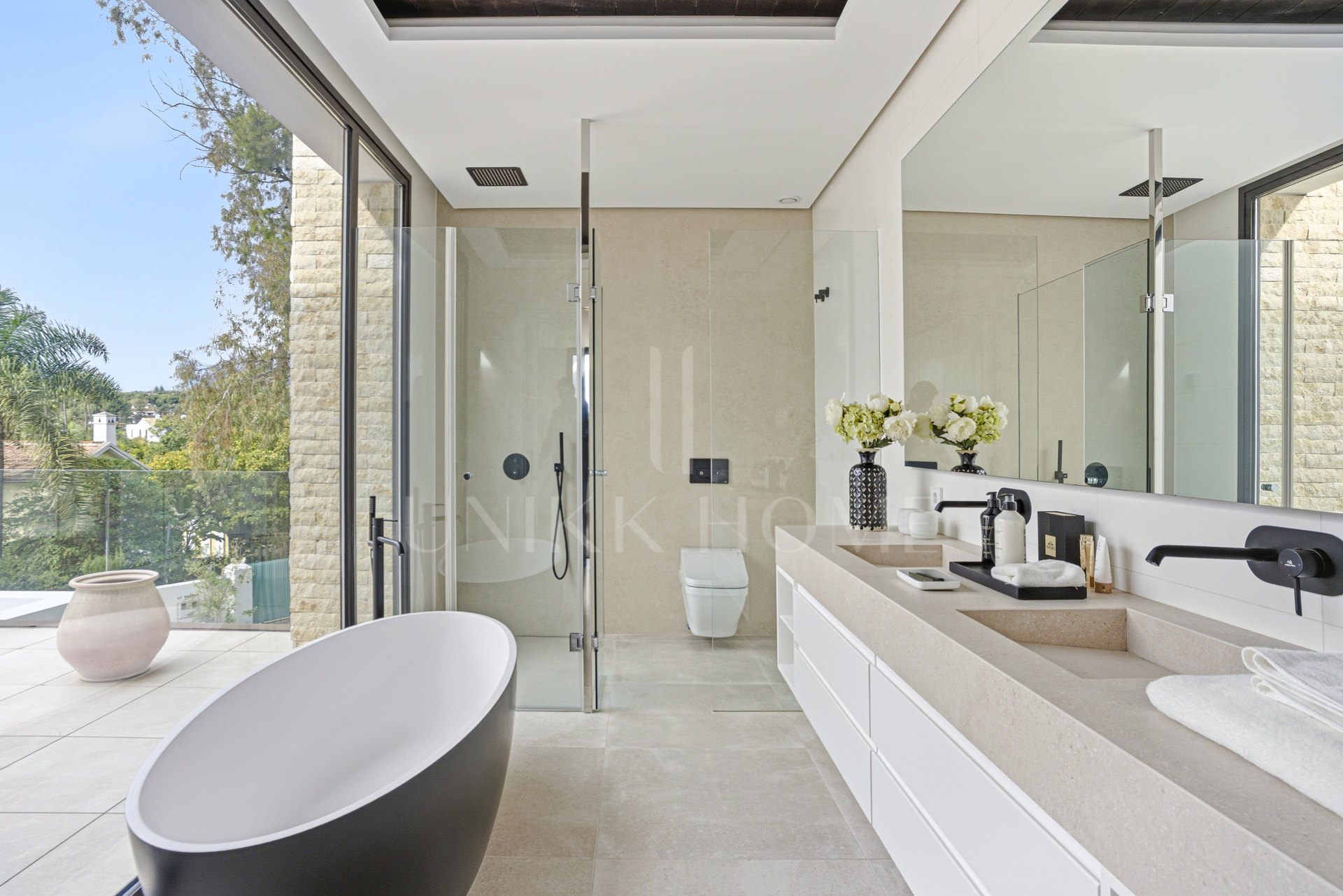 Newly built luxury, four bedroom, south facing villa located in an exclusive gated community on the edge of Marbella´s Golden Mile