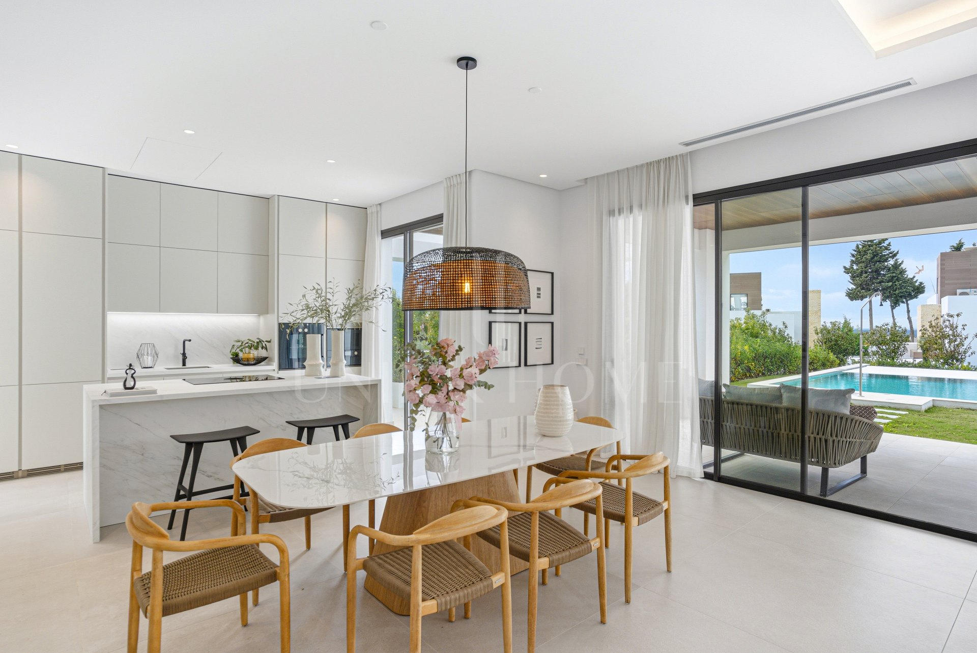 Newly built luxury, four bedroom, south facing villa located in an exclusive gated community on the edge of Marbella´s Golden Mile