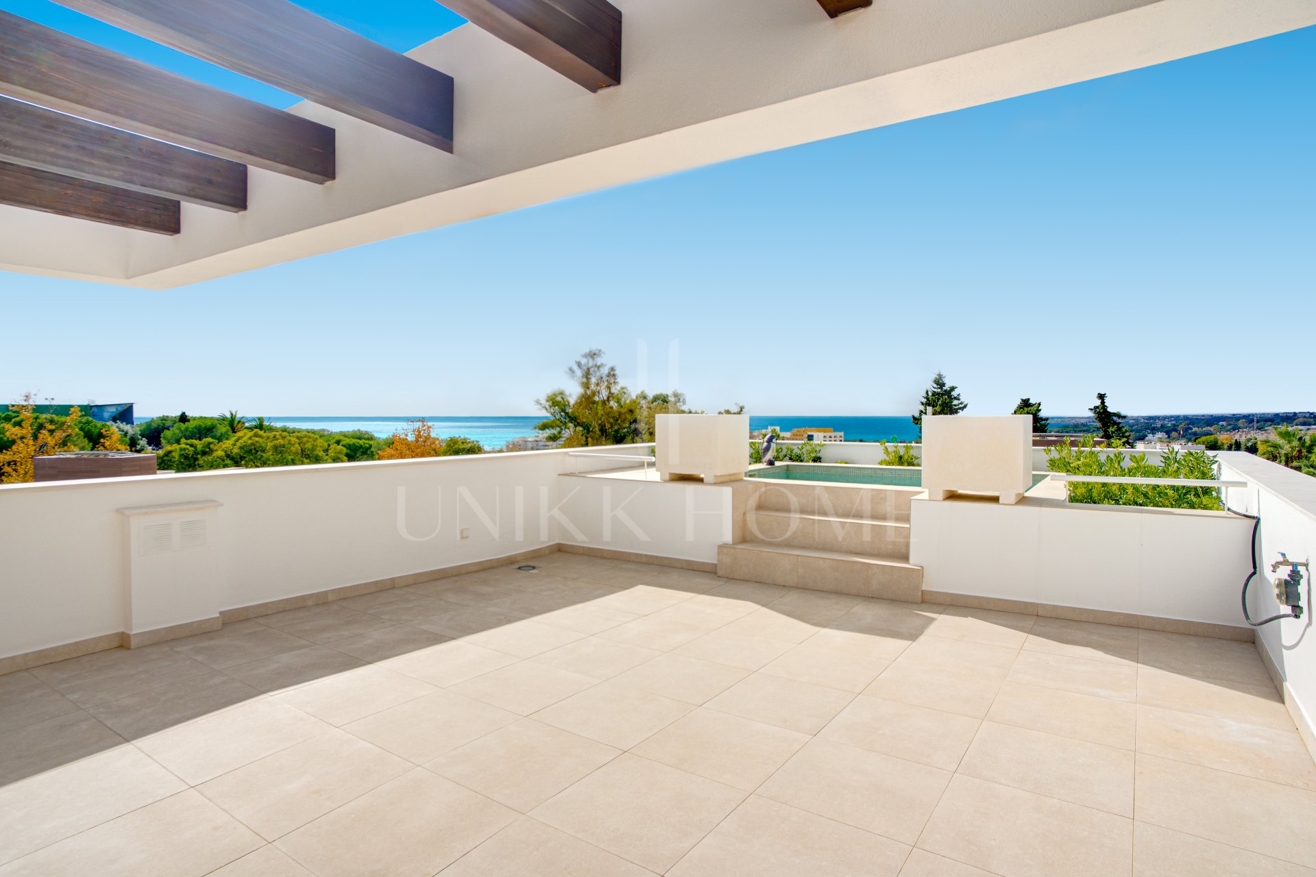 Newly built luxury, four bedroom, south facing villa located in an exclusive gated community on the edge of Marbella´s Golden Mile