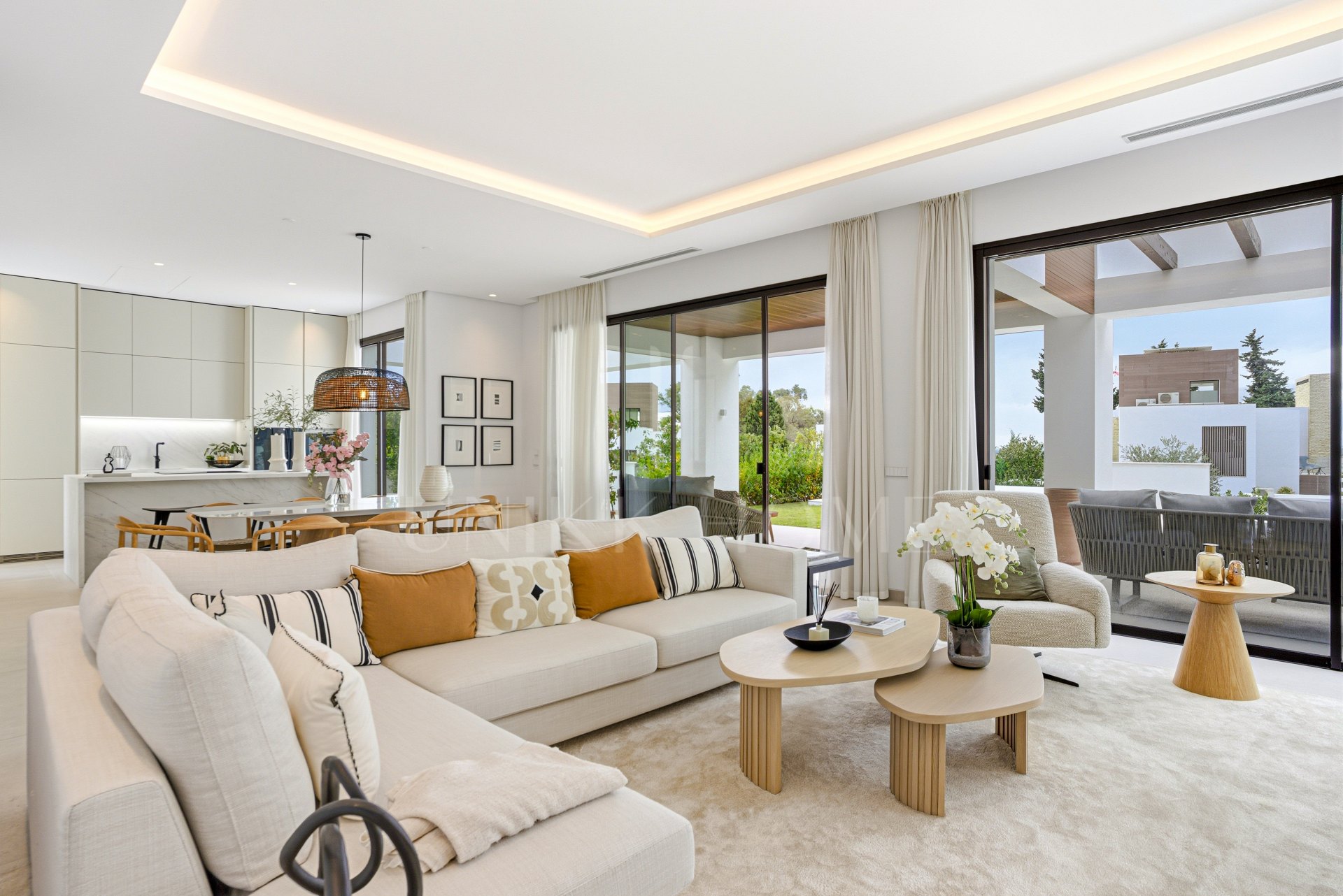 Newly built luxury, four bedroom, south facing villa located in an exclusive gated community on the edge of Marbella´s Golden Mile