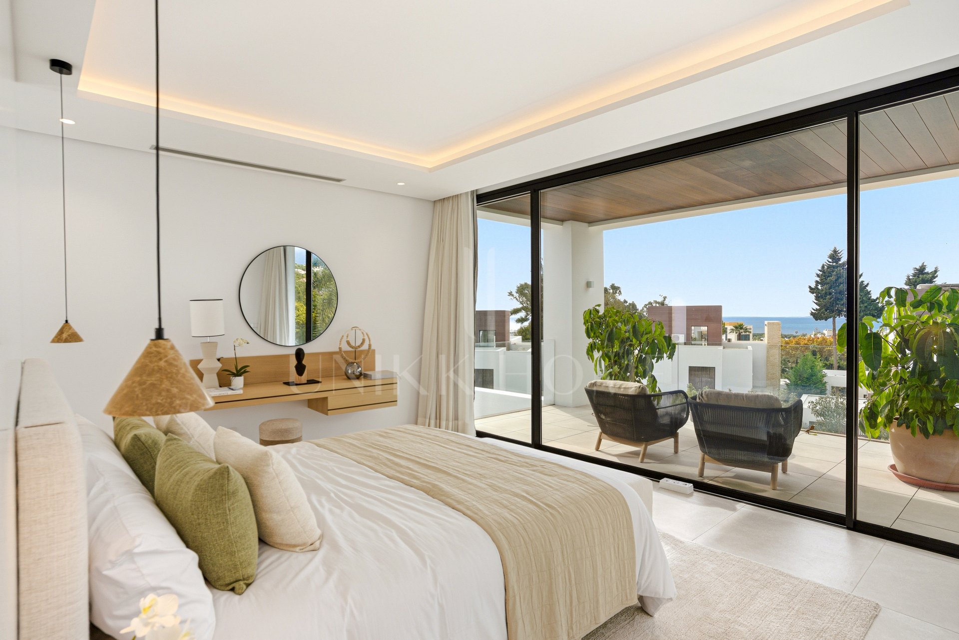 Newly built luxury, four bedroom, south facing villa located in an exclusive gated community on the edge of Marbella´s Golden Mile