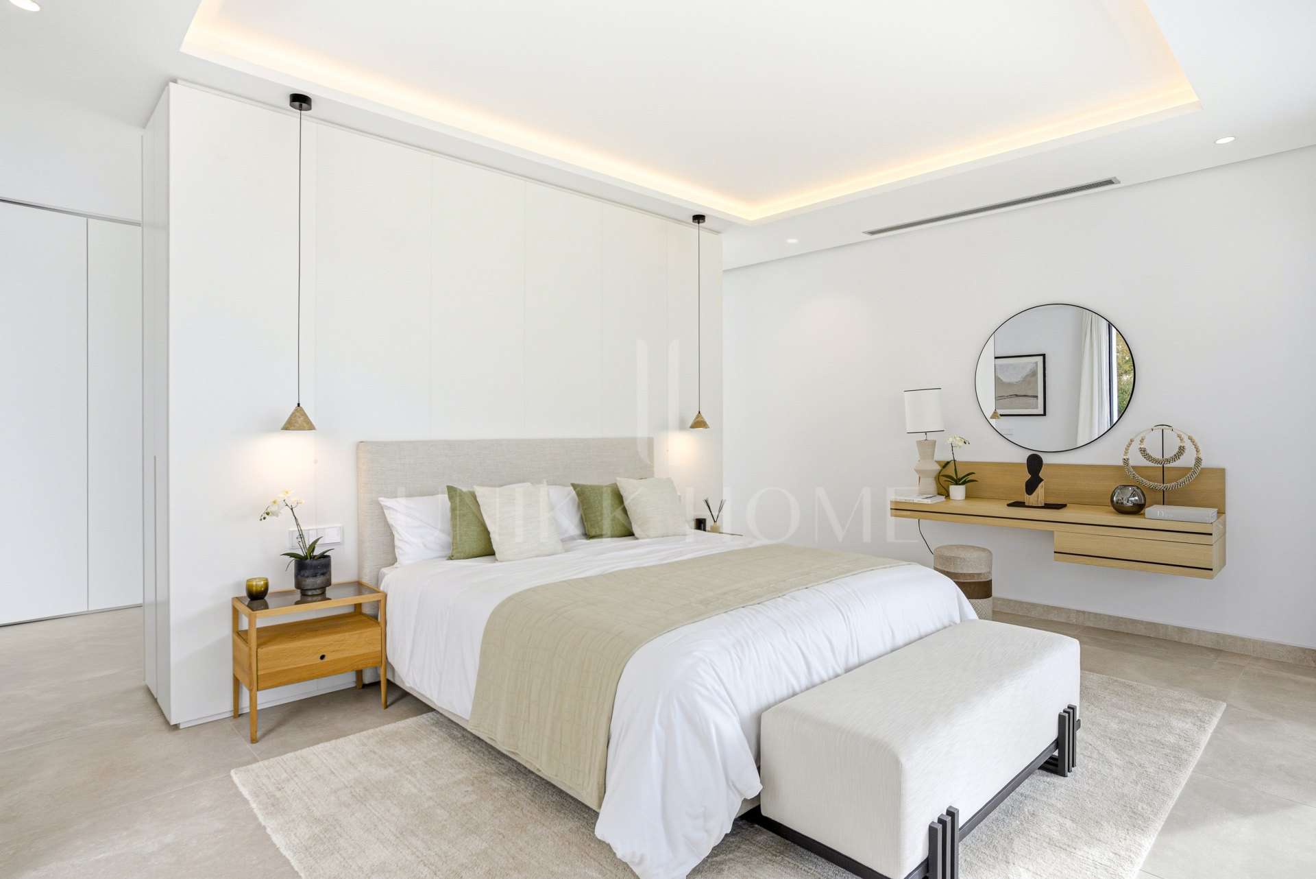 Newly built luxury, four bedroom, south facing villa located in an exclusive gated community on the edge of Marbella´s Golden Mile