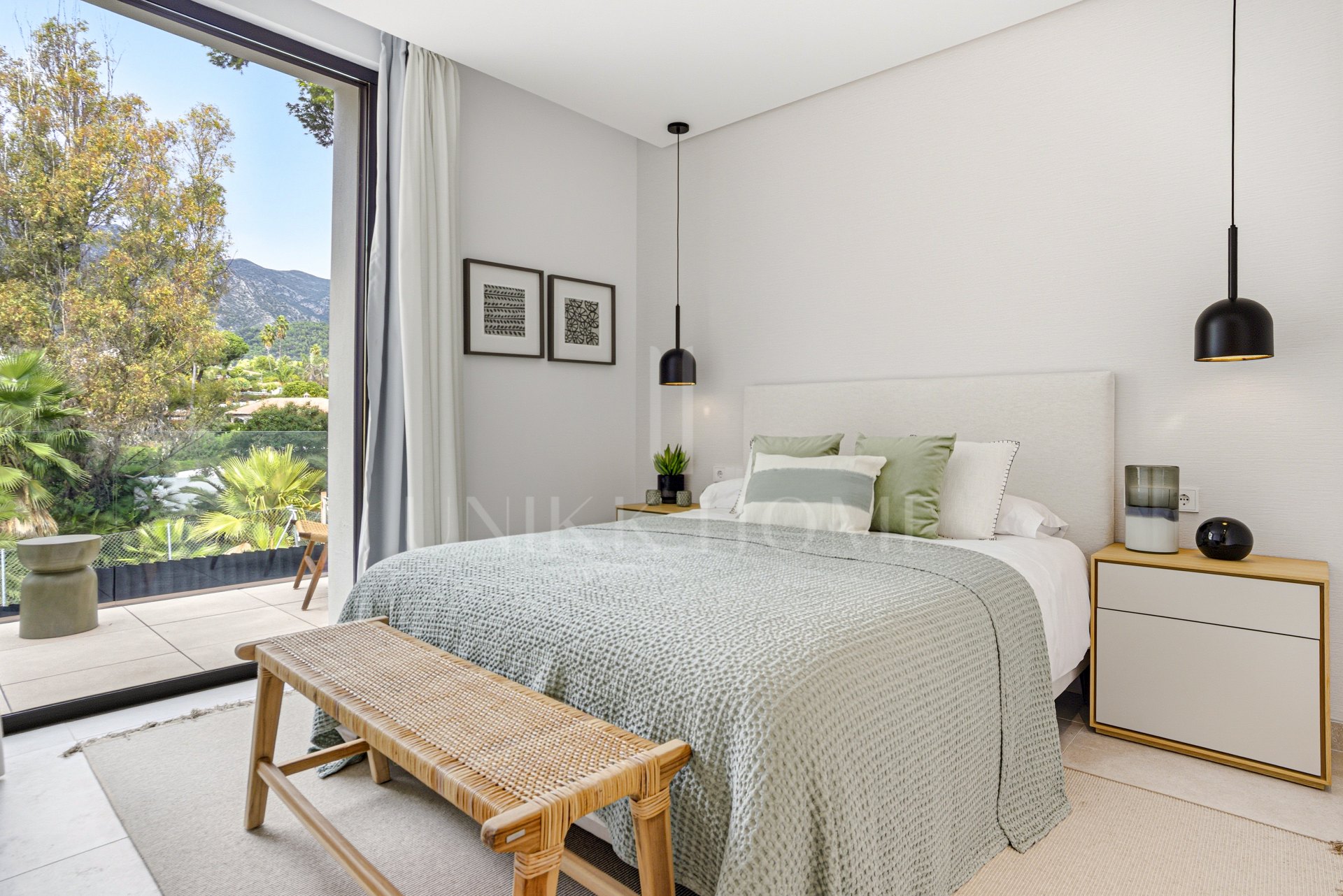 Newly built luxury, four bedroom, south facing villa located in an exclusive gated community on the edge of Marbella´s Golden Mile