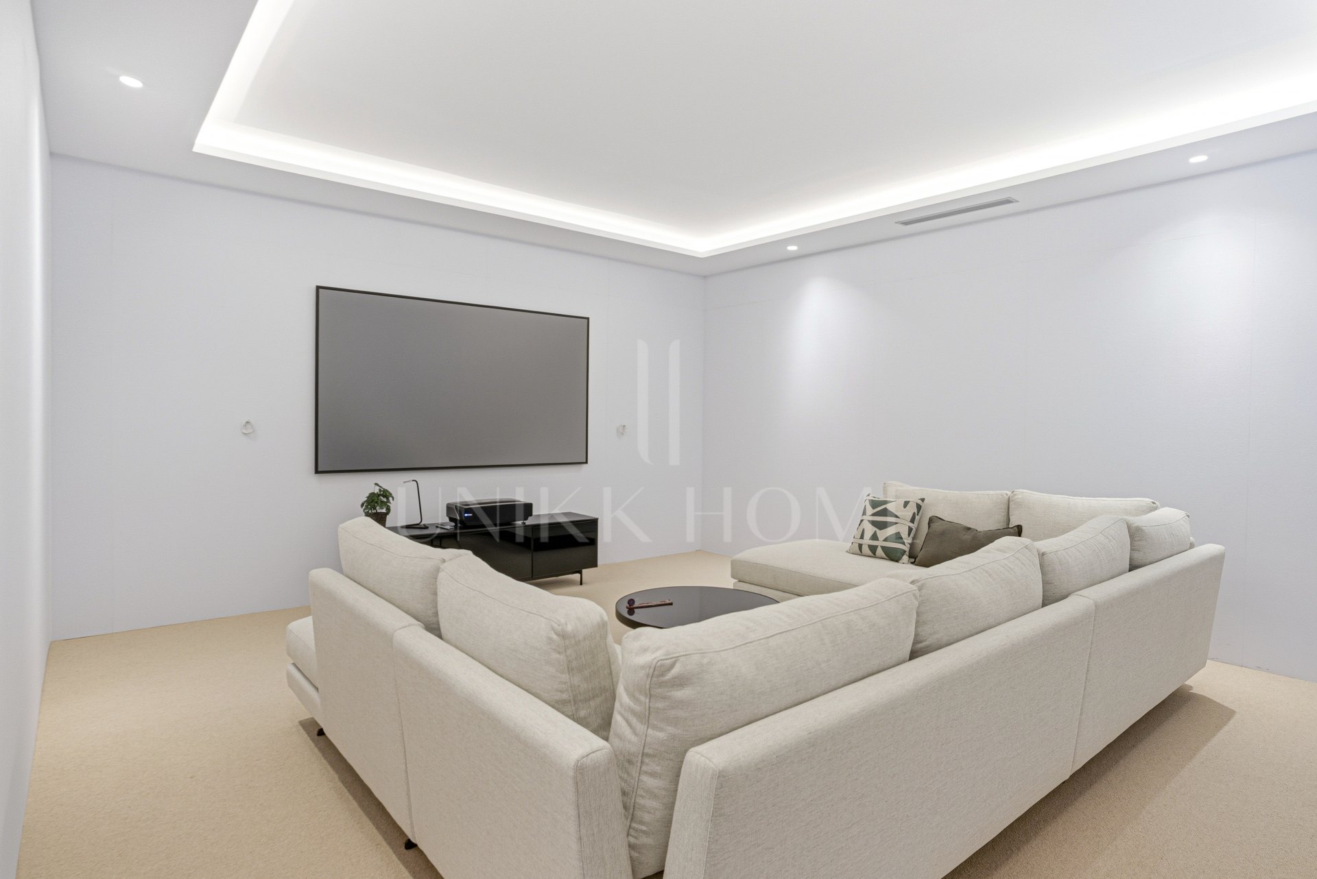 Newly built luxury, four bedroom, south facing villa located in an exclusive gated community on the edge of Marbella´s Golden Mile