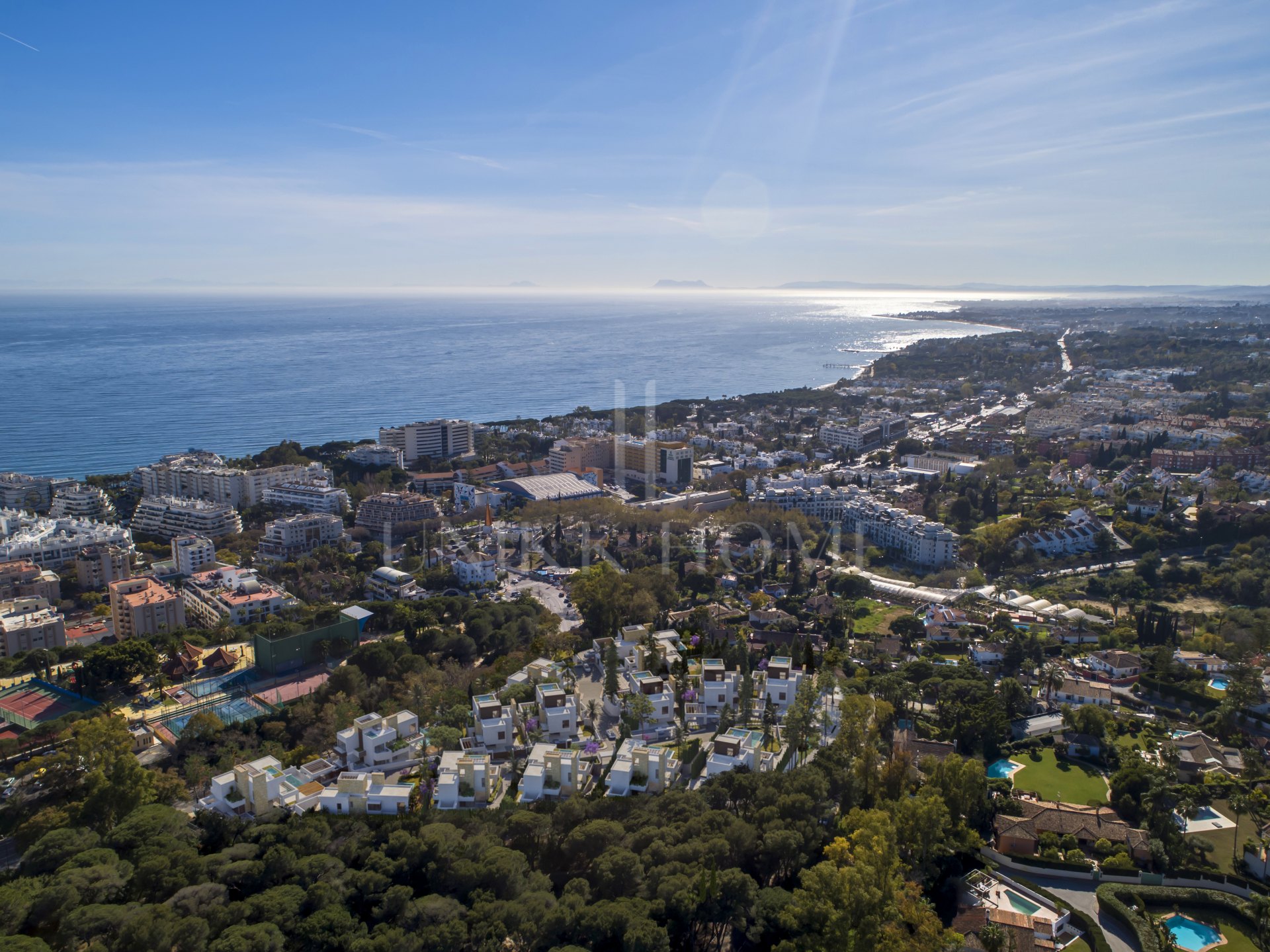 Newly built luxury, four bedroom, south facing villa located in an exclusive gated community on the edge of Marbella´s Golden Mile