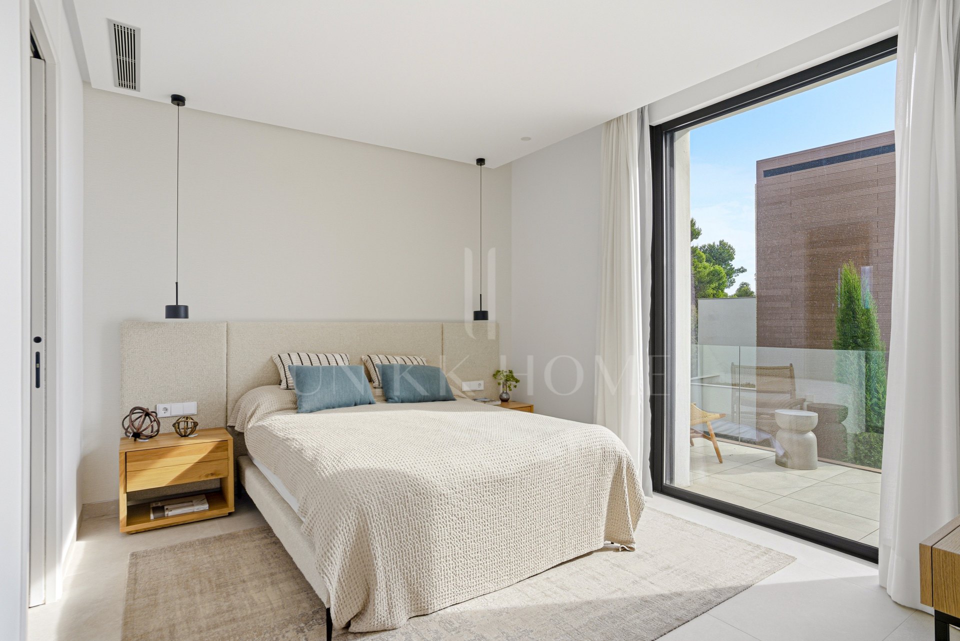 Newly built luxury, four bedroom, south facing villa located in an exclusive gated community on the edge of Marbella´s Golden Mile