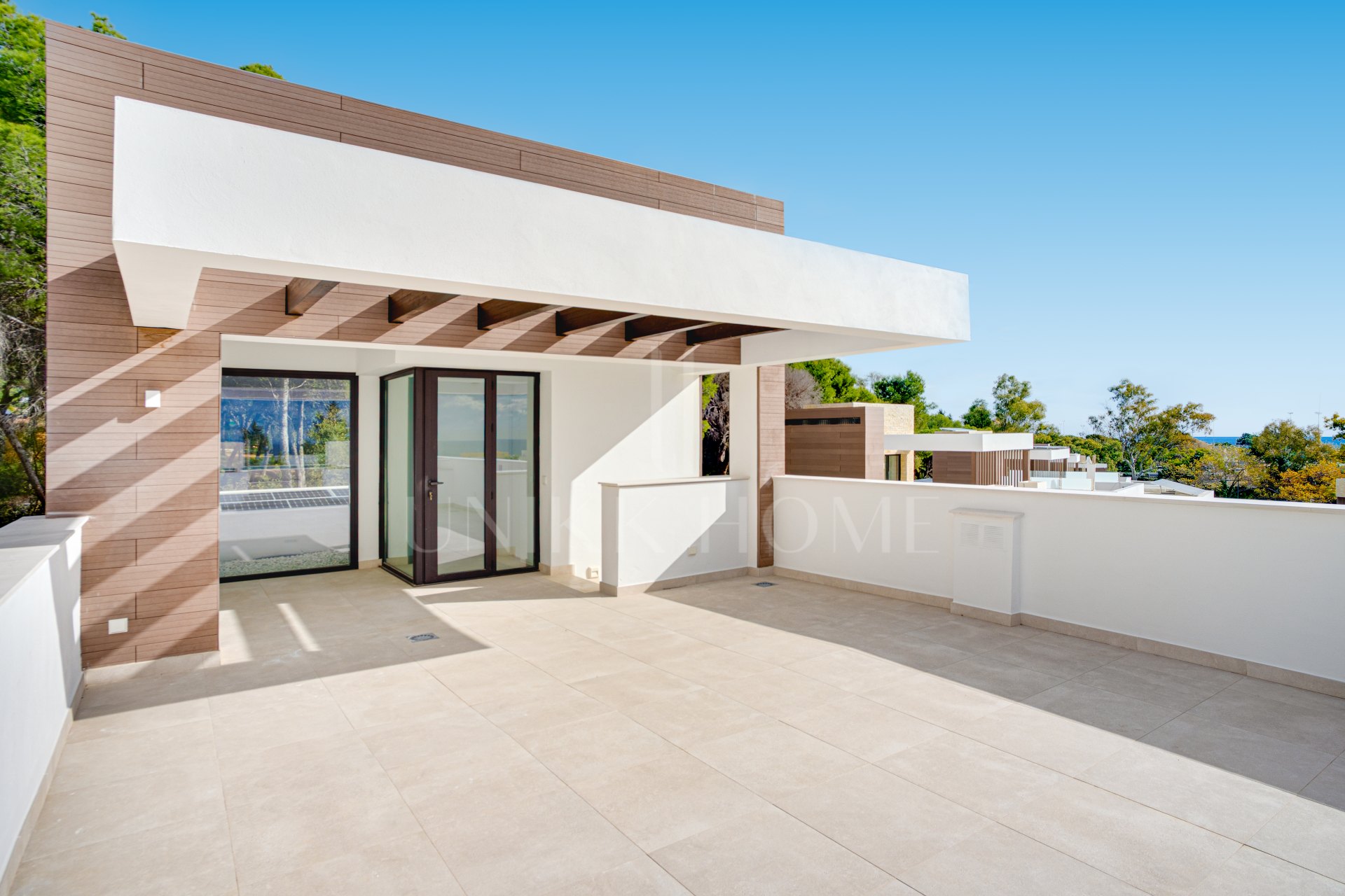 Newly built luxury, four bedroom, south facing villa located in an exclusive gated community on the edge of Marbella´s Golden Mile