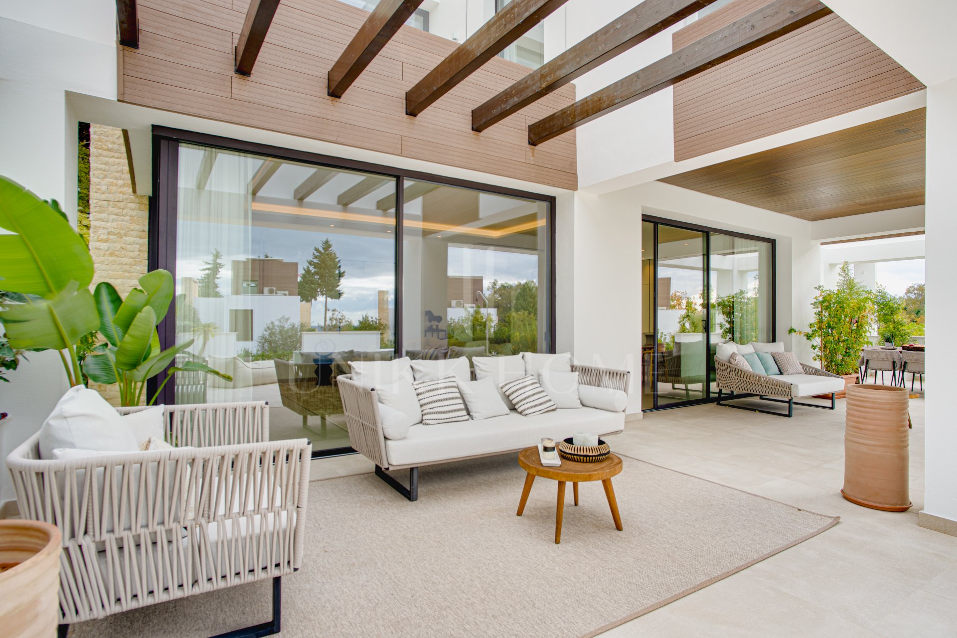 Newly built luxury, four bedroom, south facing villa located in an exclusive gated community on the edge of Marbella´s Golden Mile