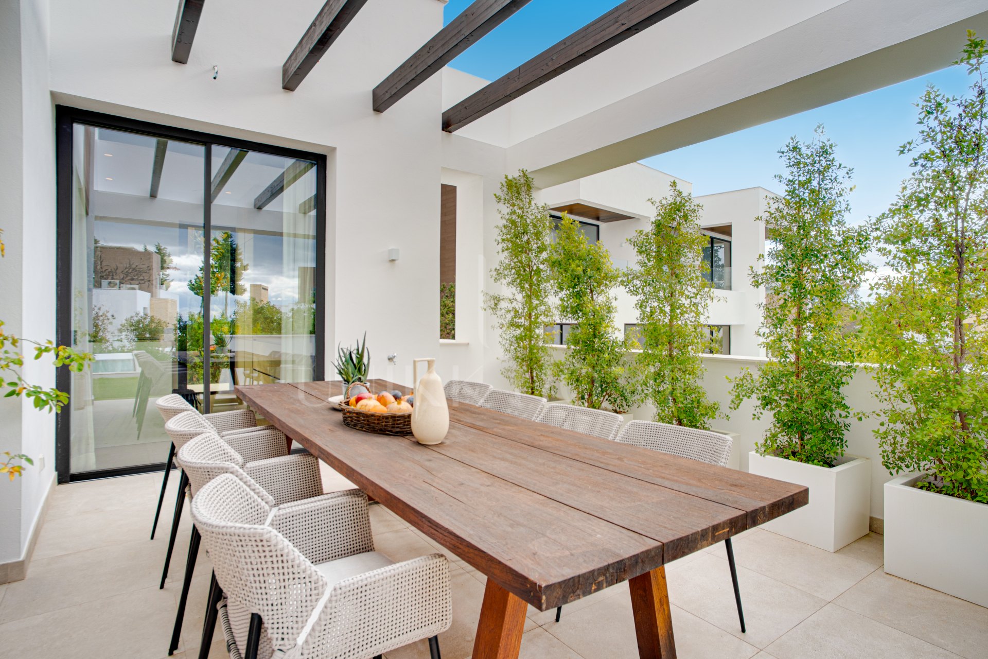 Newly built luxury, four bedroom, south facing villa located in an exclusive gated community on the edge of Marbella´s Golden Mile