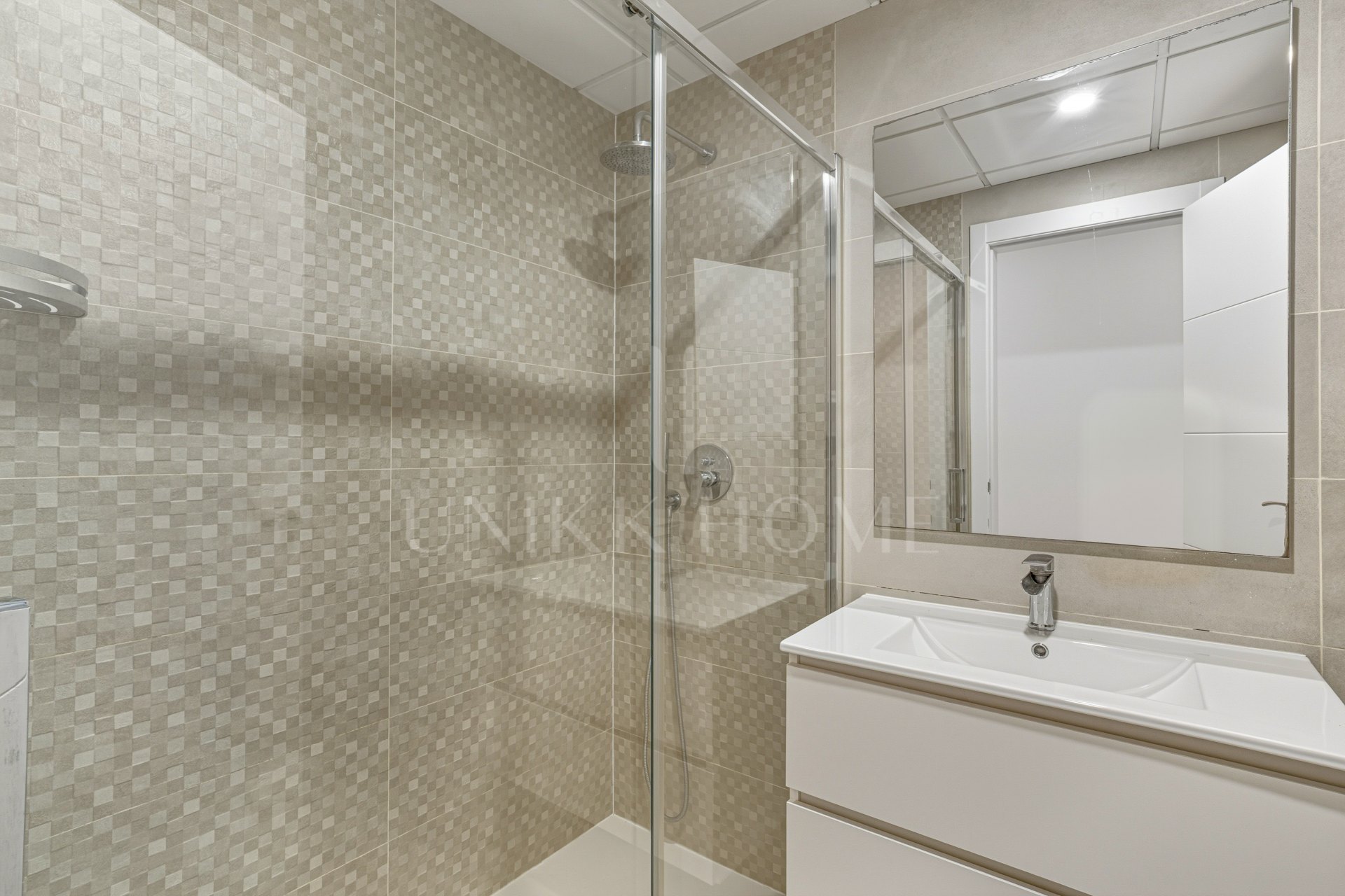 Apartamento de dos dormitorios situado en una popular comunidad cerrada, situado en Cancelada