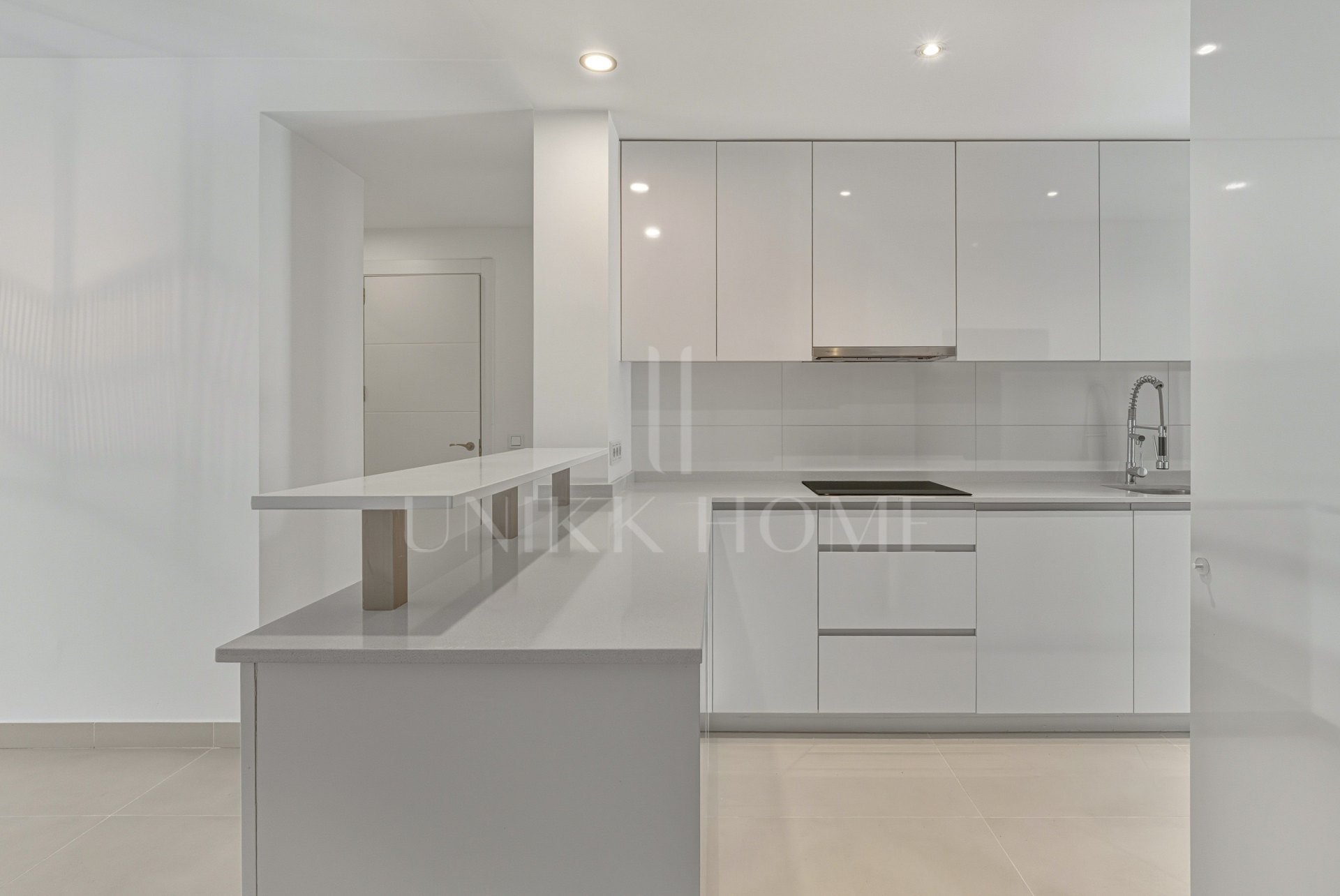 Apartamento de dos dormitorios situado en una popular comunidad cerrada, situado en Cancelada