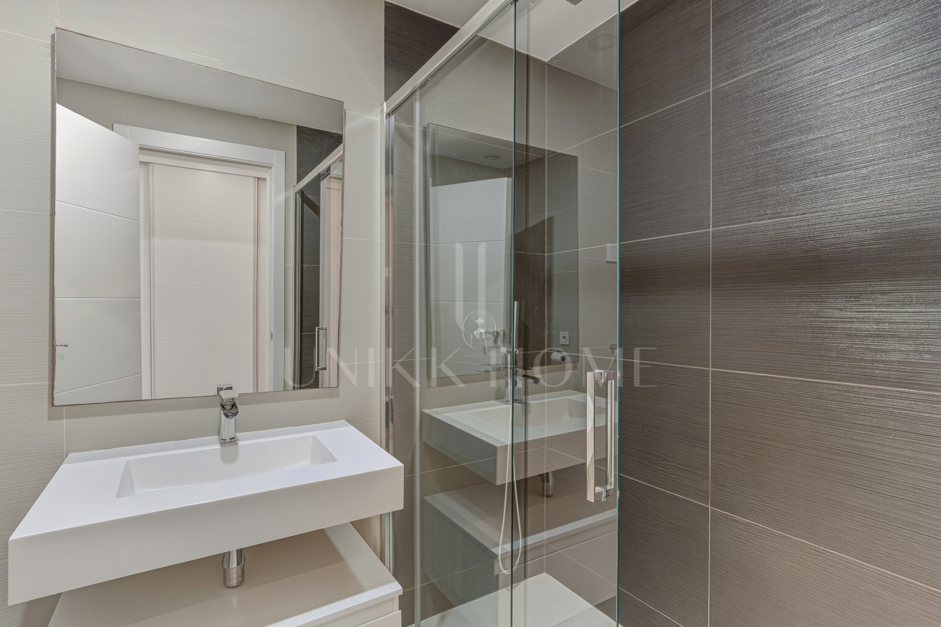 Apartamento de dos dormitorios situado en una popular comunidad cerrada, situado en Cancelada