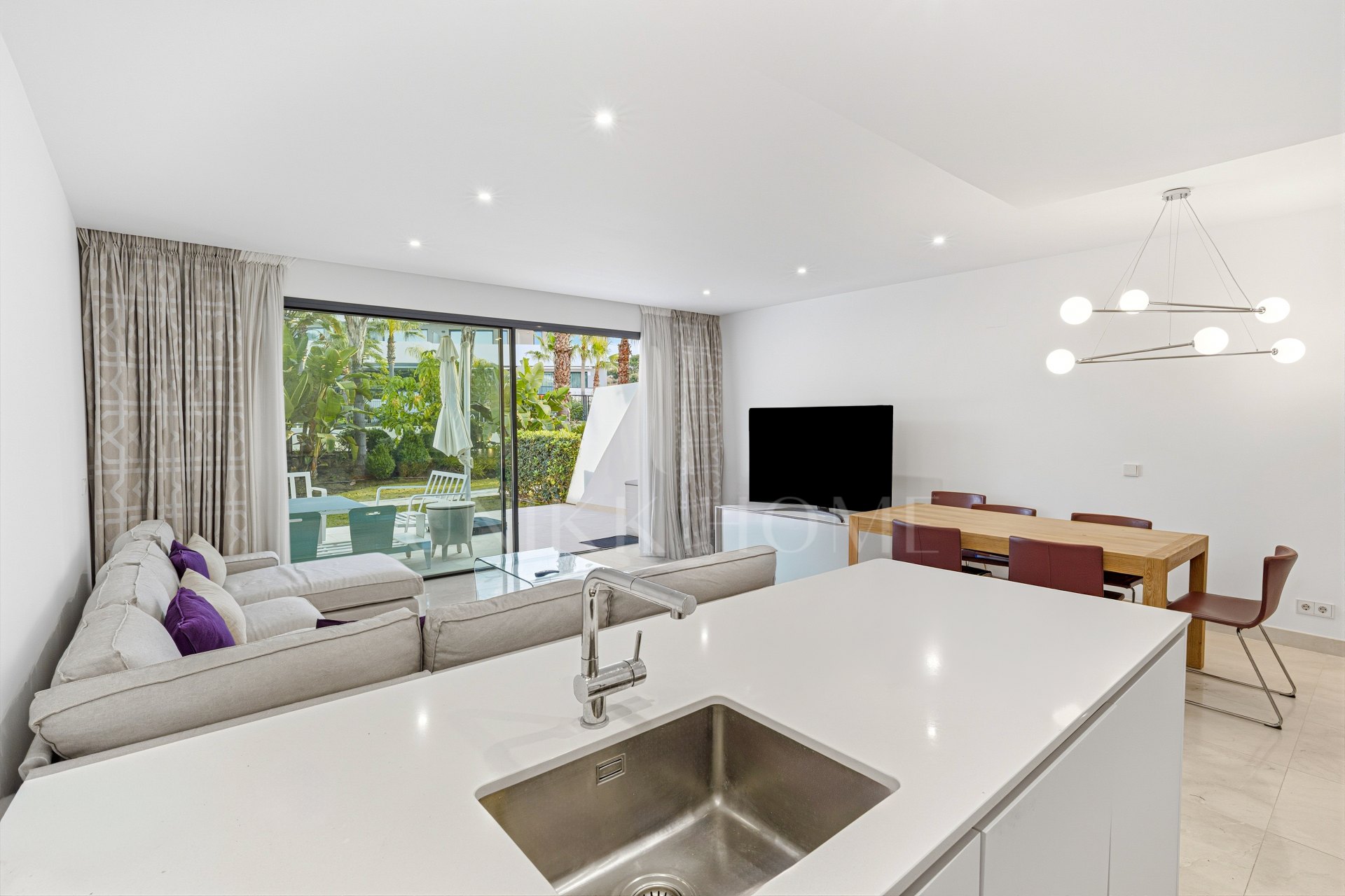 Excepcional casa adosada de cuatro dormitorios situada en una exclusiva comunidad cerrada en La Cala De Mijas