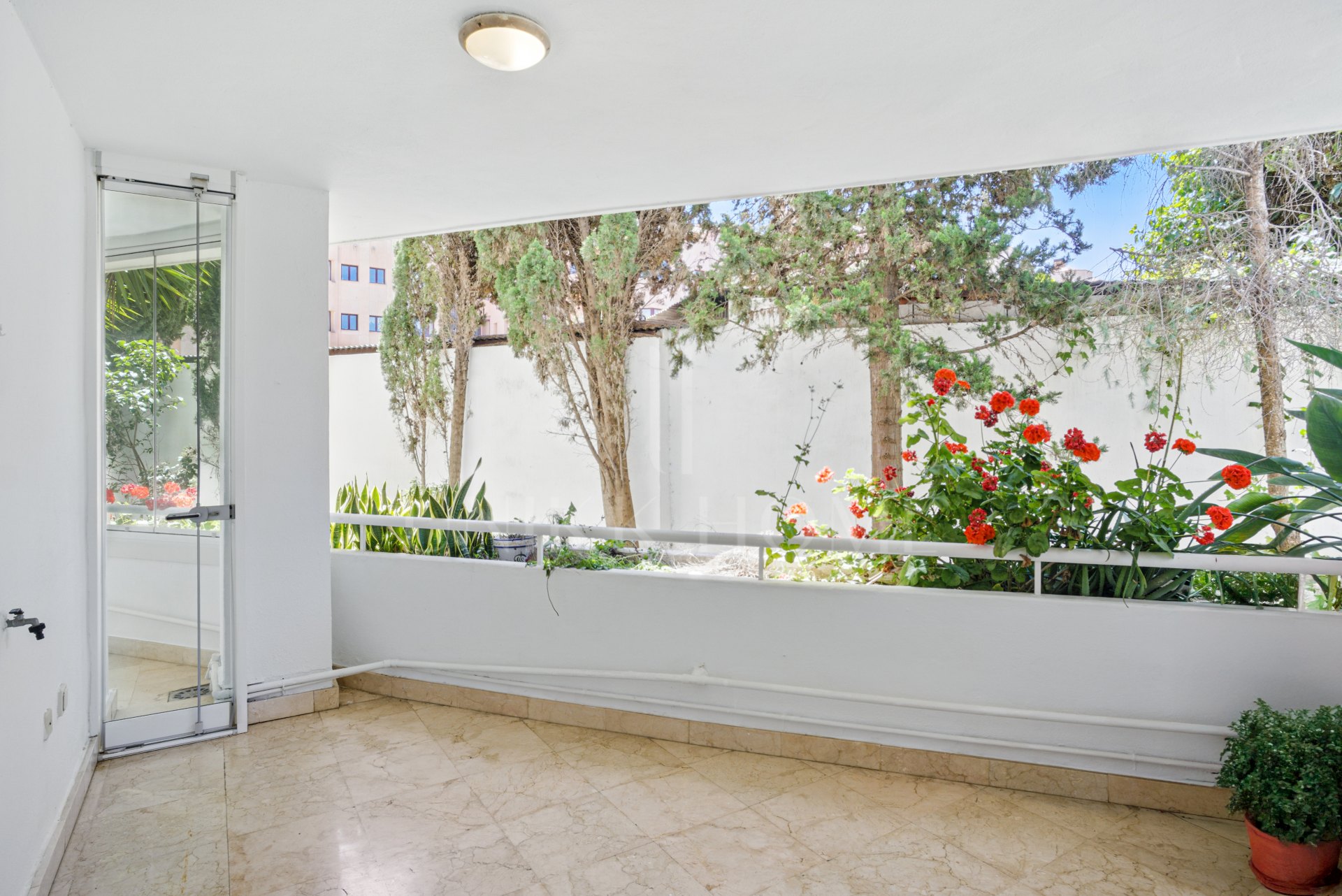 Amplio apartamento en planta baja de 3 dormitorios en La Herradura, Marbella