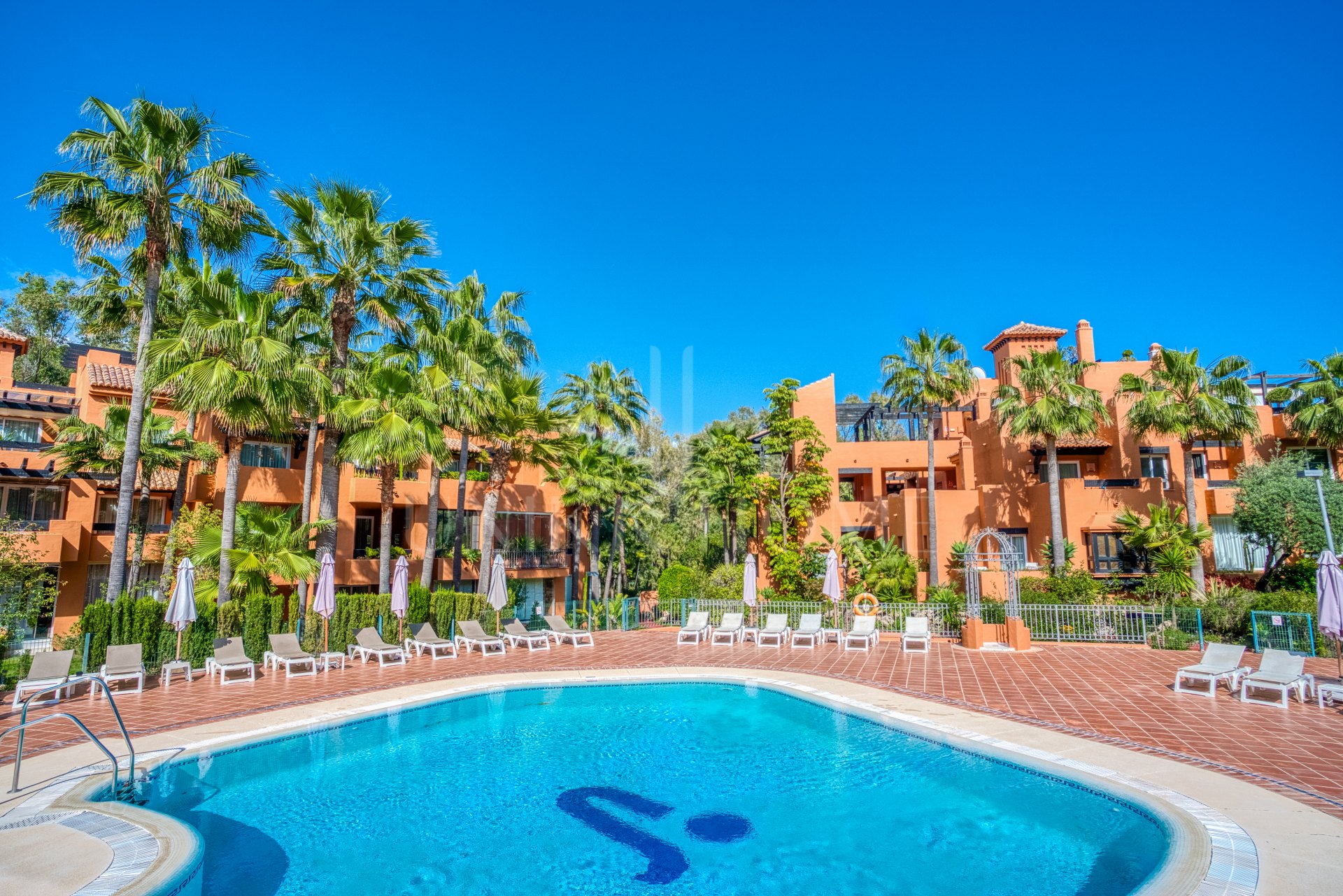 Charming Two Bedroom, Ground Floor Apartment with Direct Pool Access in Alminar del Sur, Nueva Andalucía