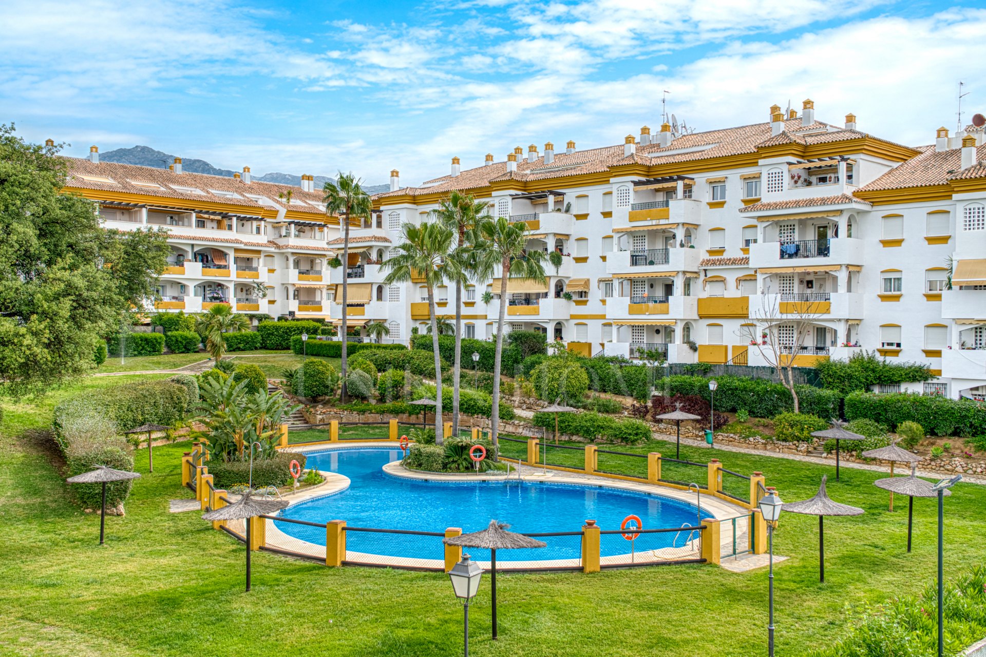 Encantador apartamento de tres dormitorios en planta baja situado en la comunidad de Pinos de Nagüeles, en la prestigiosa Milla de Oro de Marbella