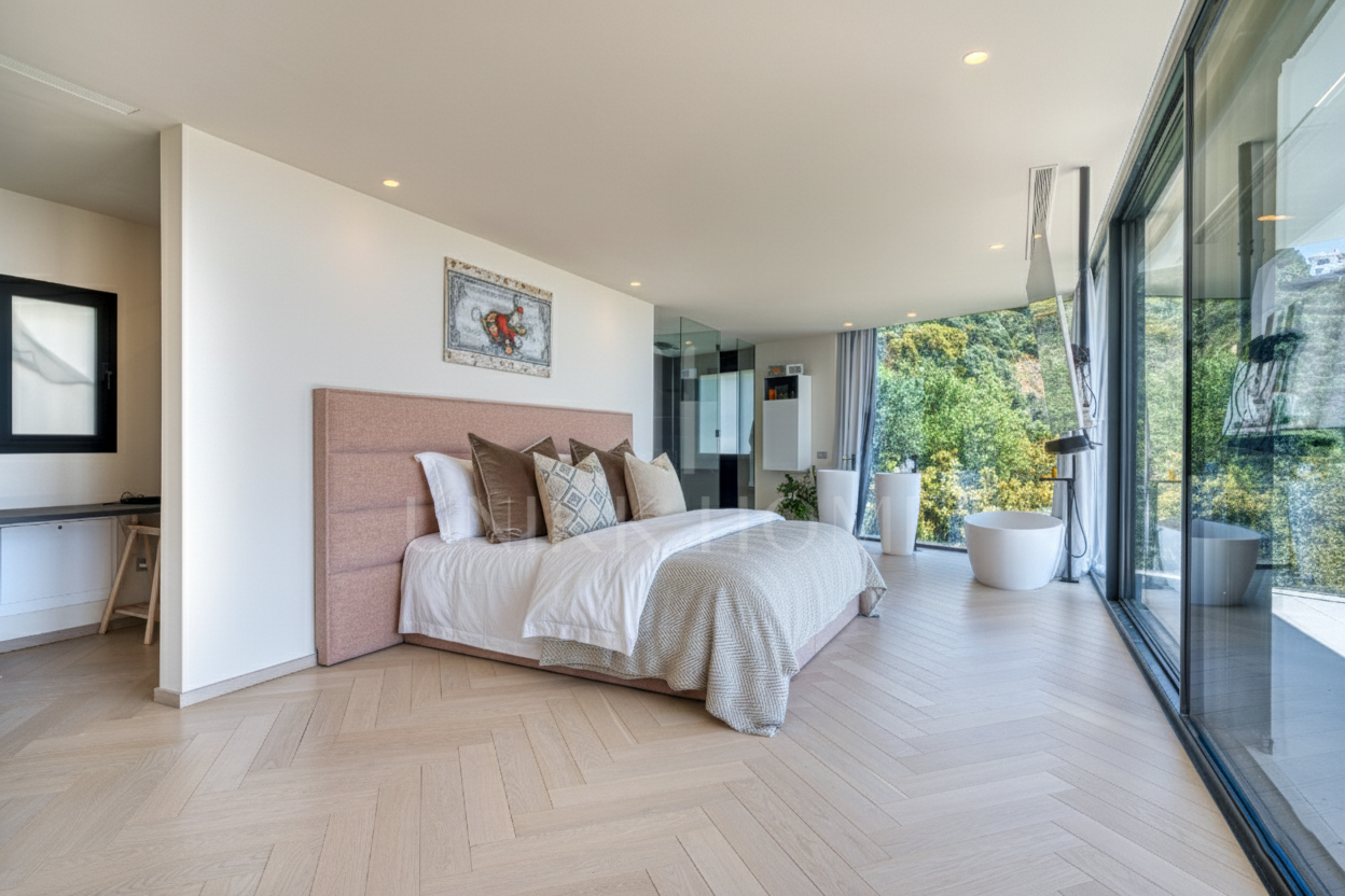 Outstanding, five bedroom Villa located in Altos de Los Monteros with panoramic sea views