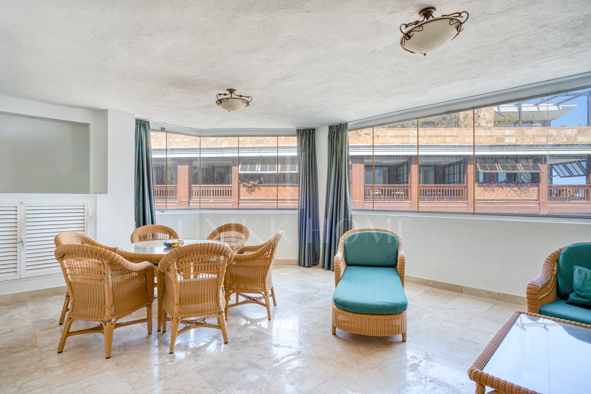 Exclusivo Apartamento de dos dormitorios con vistas al mar en La Herradura, Marbella