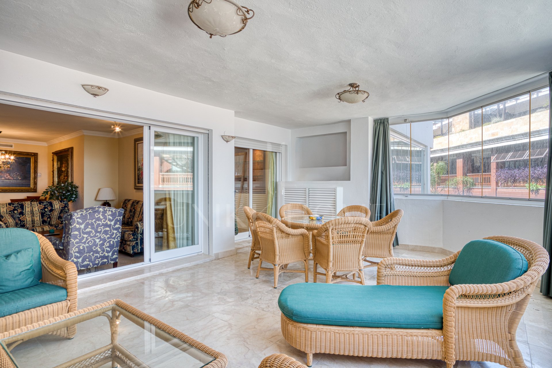 Exclusivo Apartamento de dos dormitorios con vistas al mar en La Herradura, Marbella