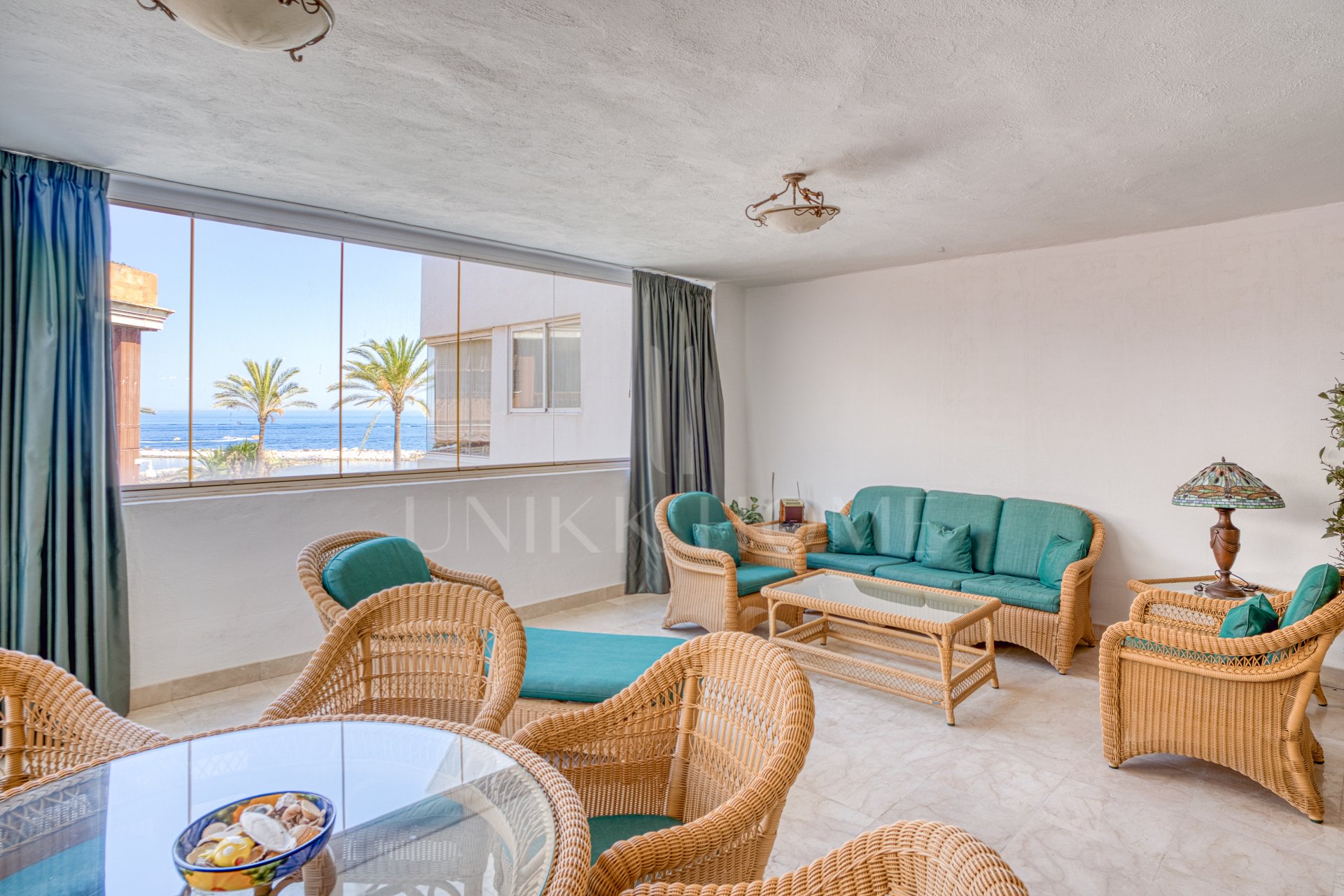 Exclusivo Apartamento de dos dormitorios con vistas al mar en La Herradura, Marbella