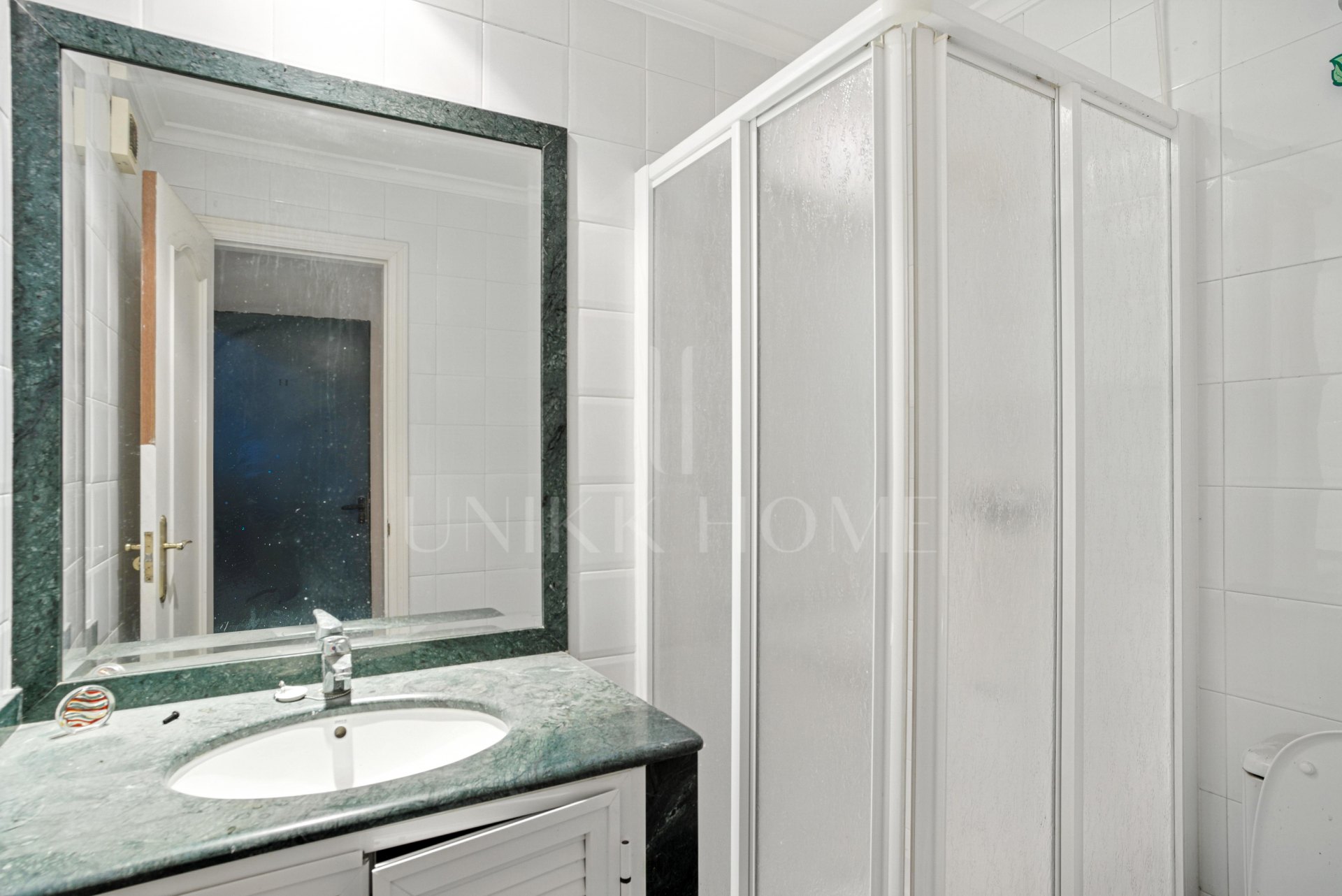 Exclusivo Apartamento de dos dormitorios con vistas al mar en La Herradura, Marbella