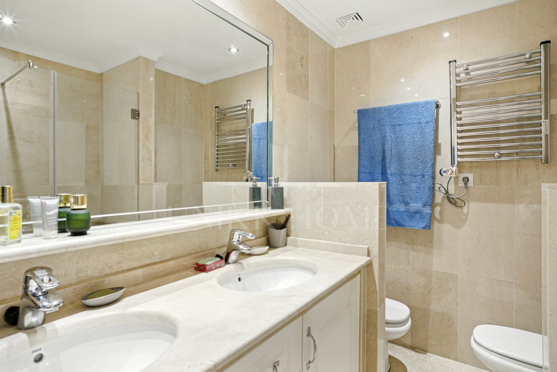 Exclusivo Apartamento de dos dormitorios con vistas al mar en La Herradura, Marbella