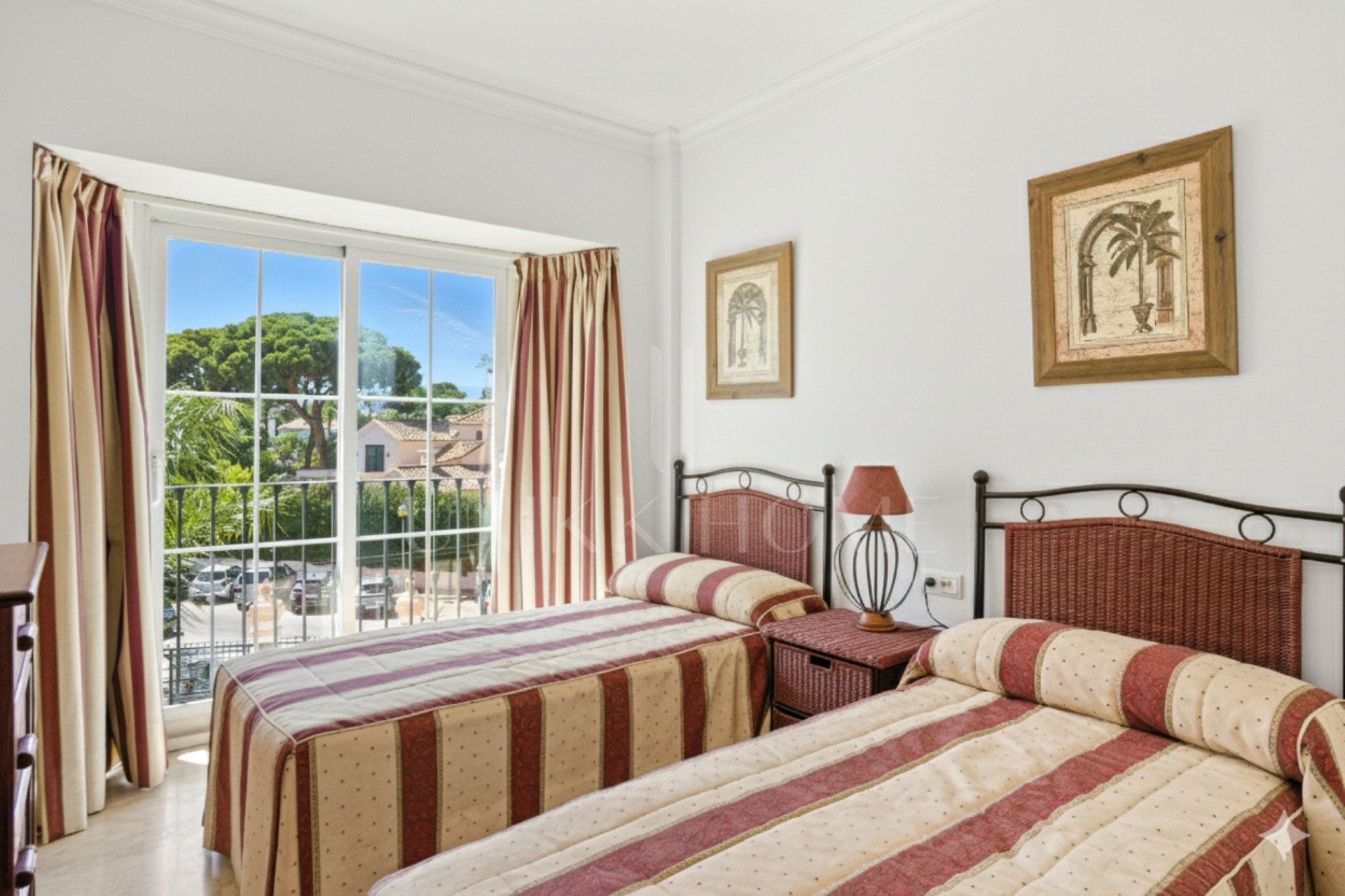 Exclusivo Apartamento de dos dormitorios con vistas al mar en La Herradura, Marbella