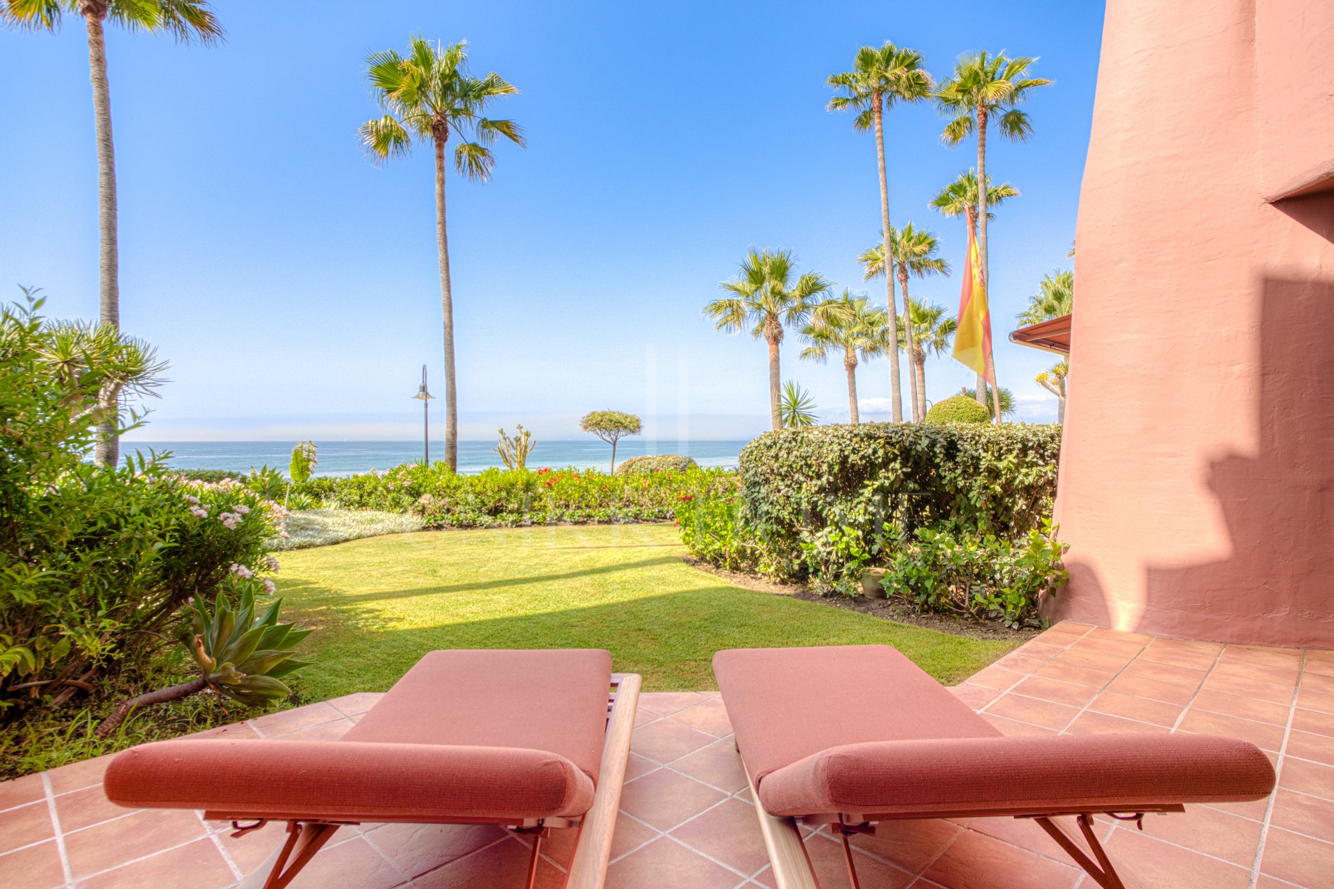Impecablemente renovado, orientada al sur frente a la playa, jardín apartamento situado en la exclusiva comunidad de Menara Beach en la Nueva Milla de Oro