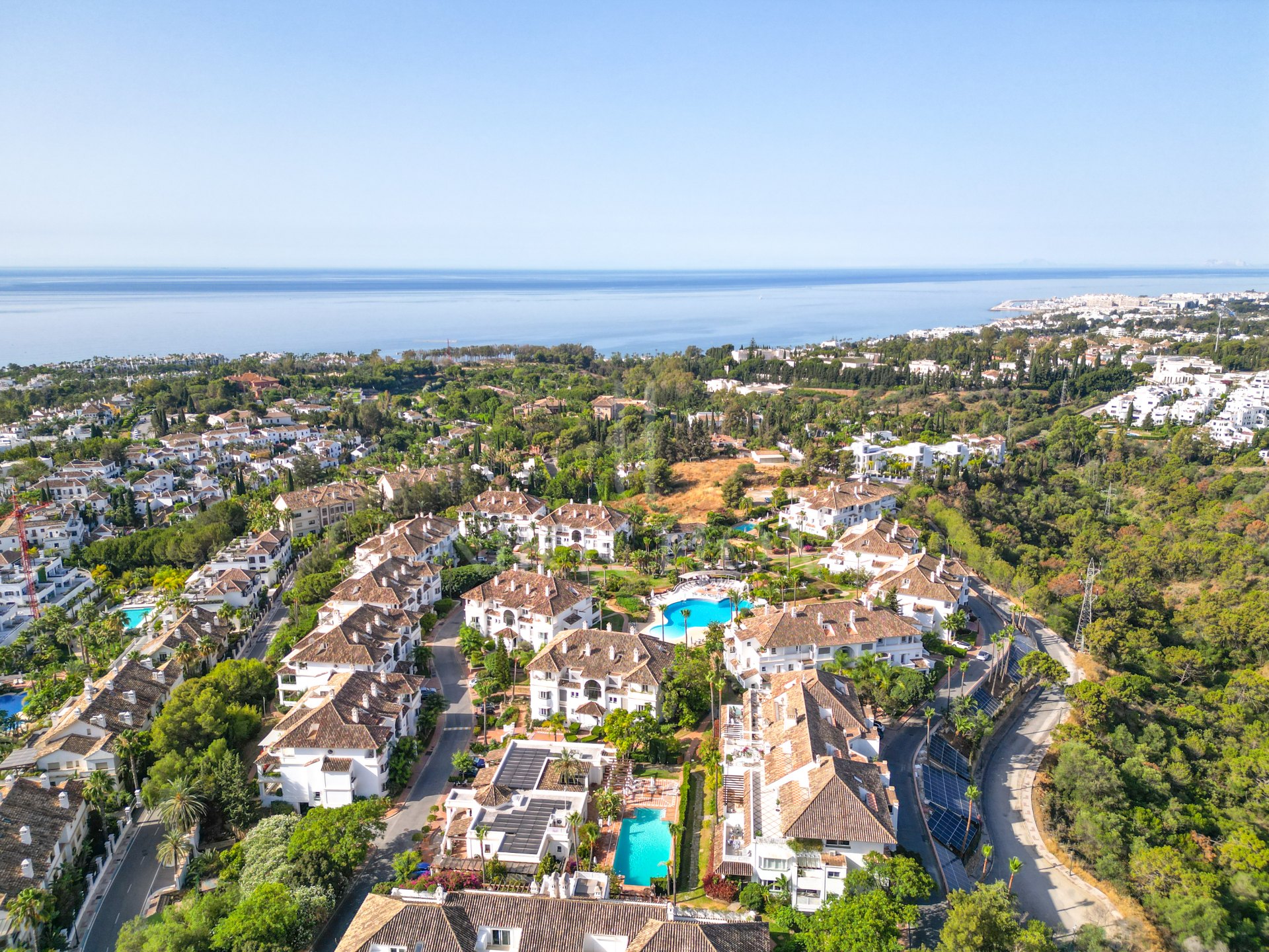 Maravilloso ático dúplex orientado al sureste en la exclusiva y cerrada comunidad de Monte Paraíso en la Milla de Oro