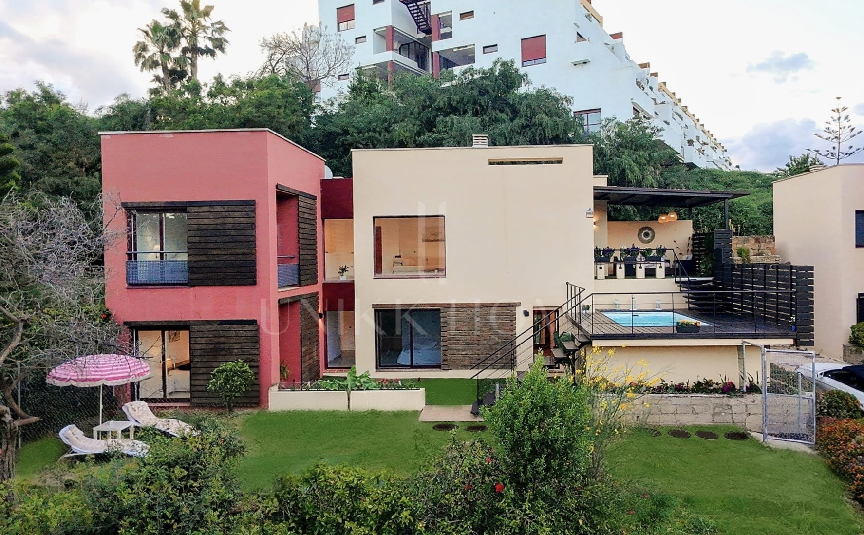 Spacious East-Facing Three-Bedroom Villa with Private Pool and Guest Apartment in Benahavís