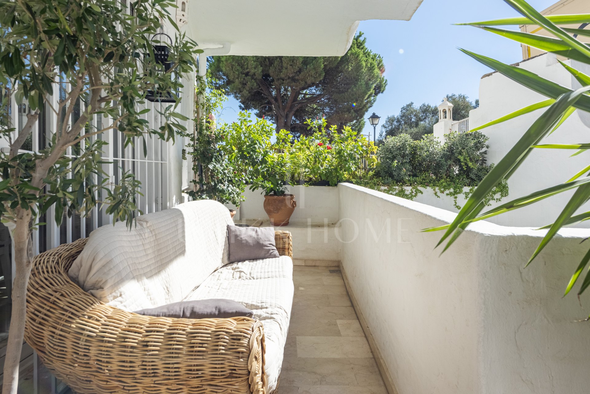 Beautiful two bedroom ground floor apartment, located in the sought-after Birdie Club community in Río Real, Marbella