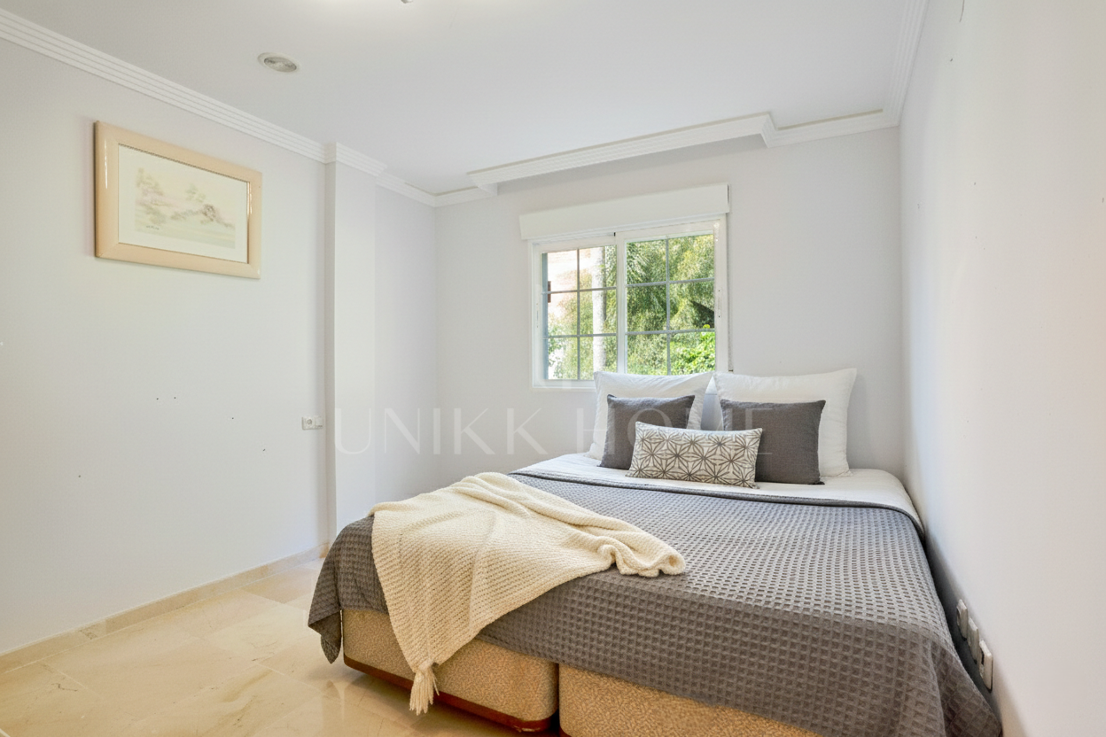 Luminoso apartamento de dos dormitorios orientado al suroeste, ubicado en la exclusiva urbanización cerrada de Lomas de Río Real, Marbella.