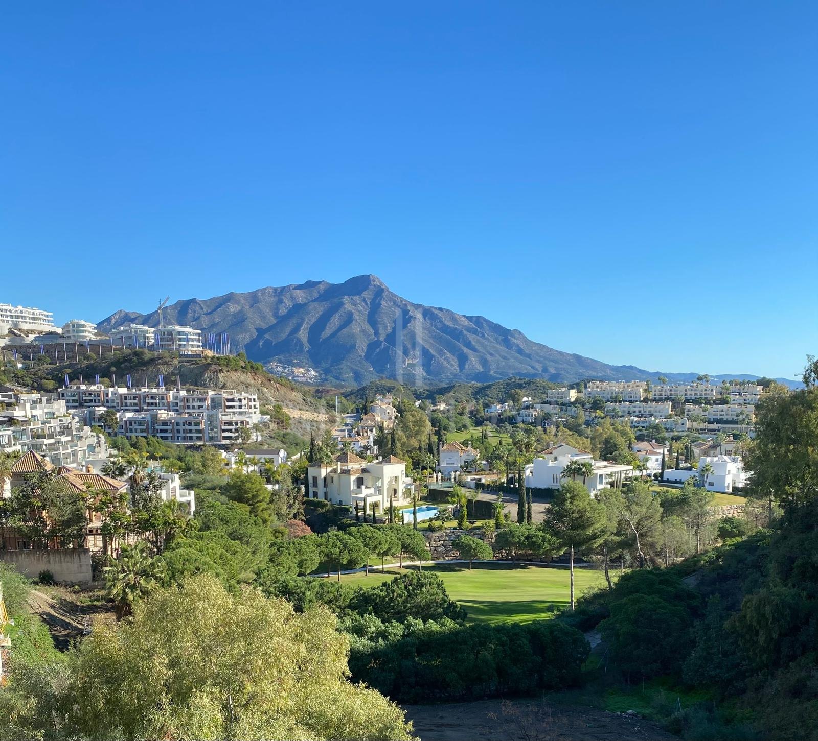 Elegant three bedroom, apartment located in a gated community of La Quinta Golf, Benahavis