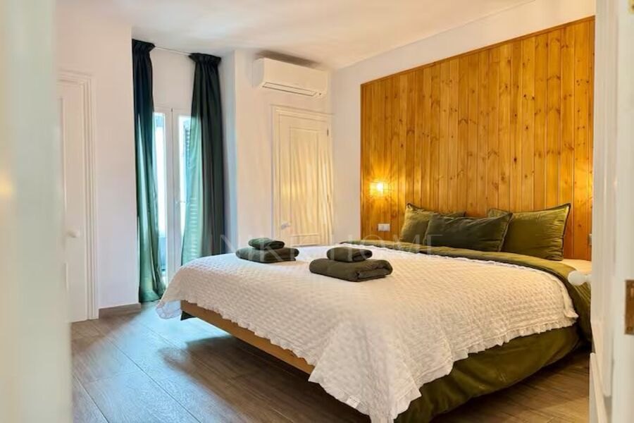 Beautiful south facing, two bedroom apartment located within the beachfront community of Jardines de las Golondrinas, Elviria