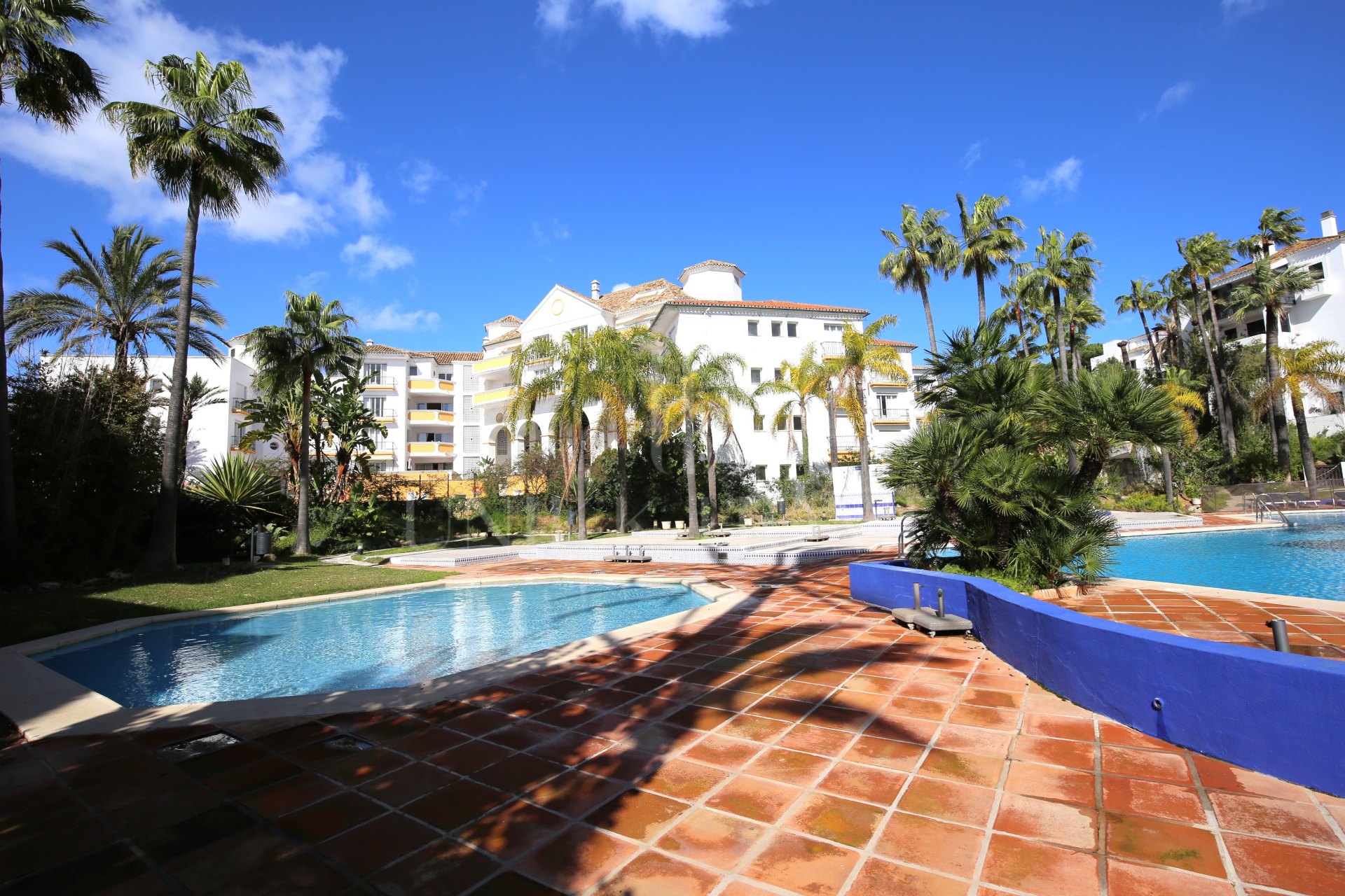 Hermoso apartamento orientado al sur, dos dormitorios situado en primera línea de playa de Jardines de las Golondrinas, Elviria