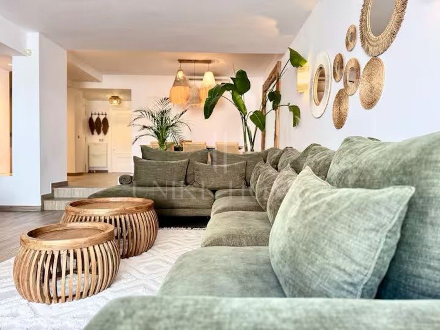 Beautiful south facing, two bedroom apartment located within the beachfront community of Jardines de las Golondrinas, Elviria