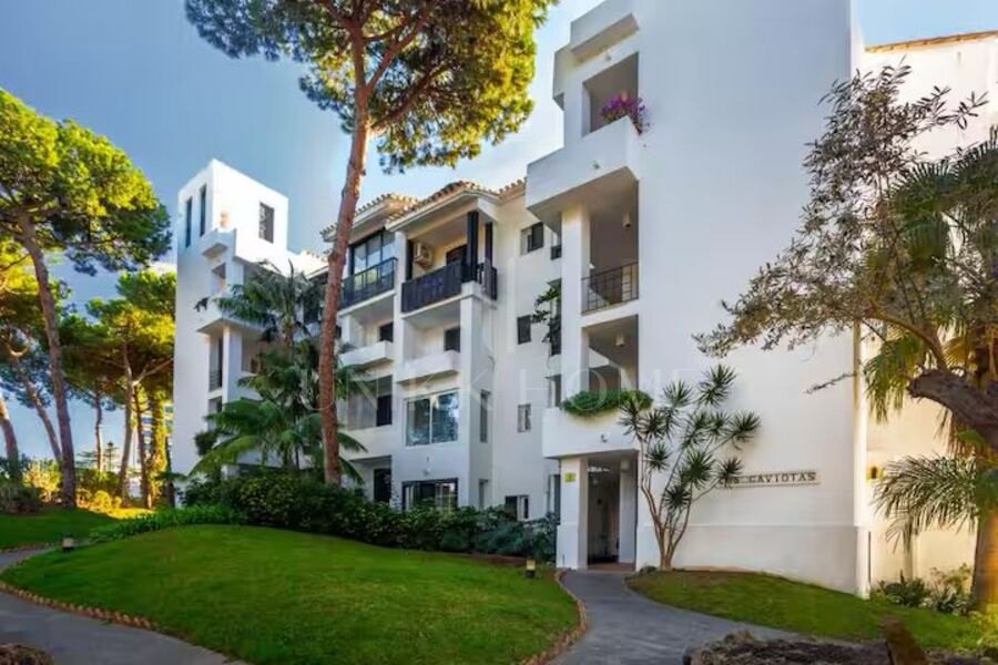 Beautiful south facing, two bedroom apartment located within the beachfront community of Jardines de las Golondrinas, Elviria