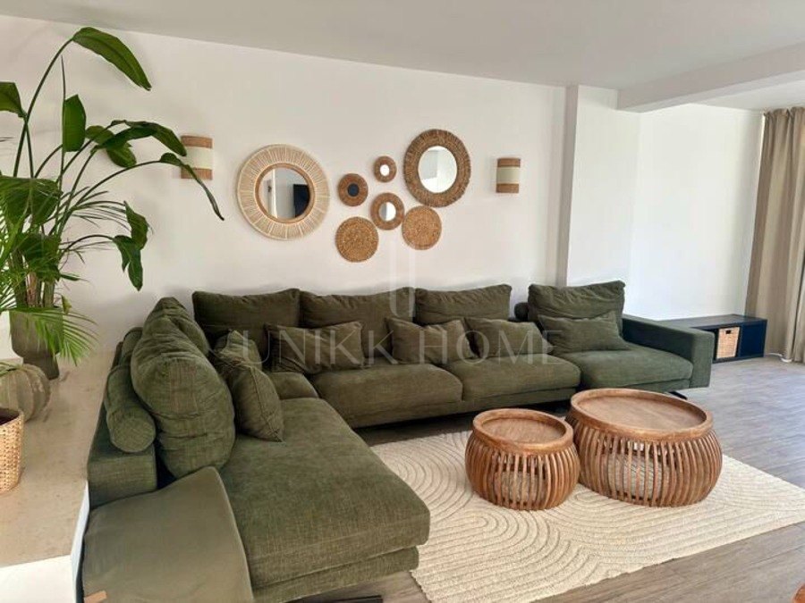 Beautiful south facing, two bedroom apartment located within the beachfront community of Jardines de las Golondrinas, Elviria