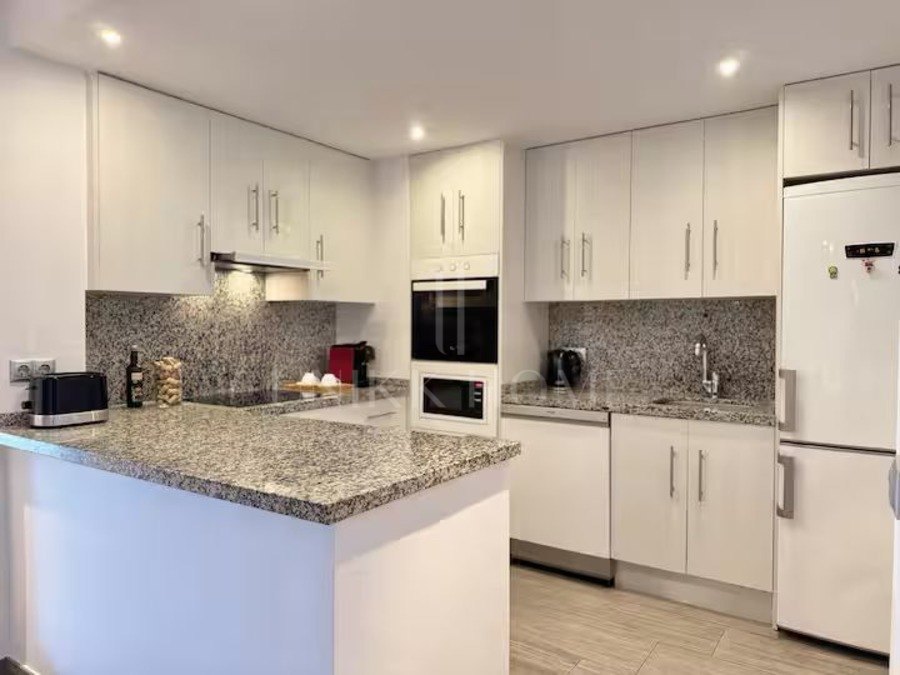 Beautiful south facing, two bedroom apartment located within the beachfront community of Jardines de las Golondrinas, Elviria