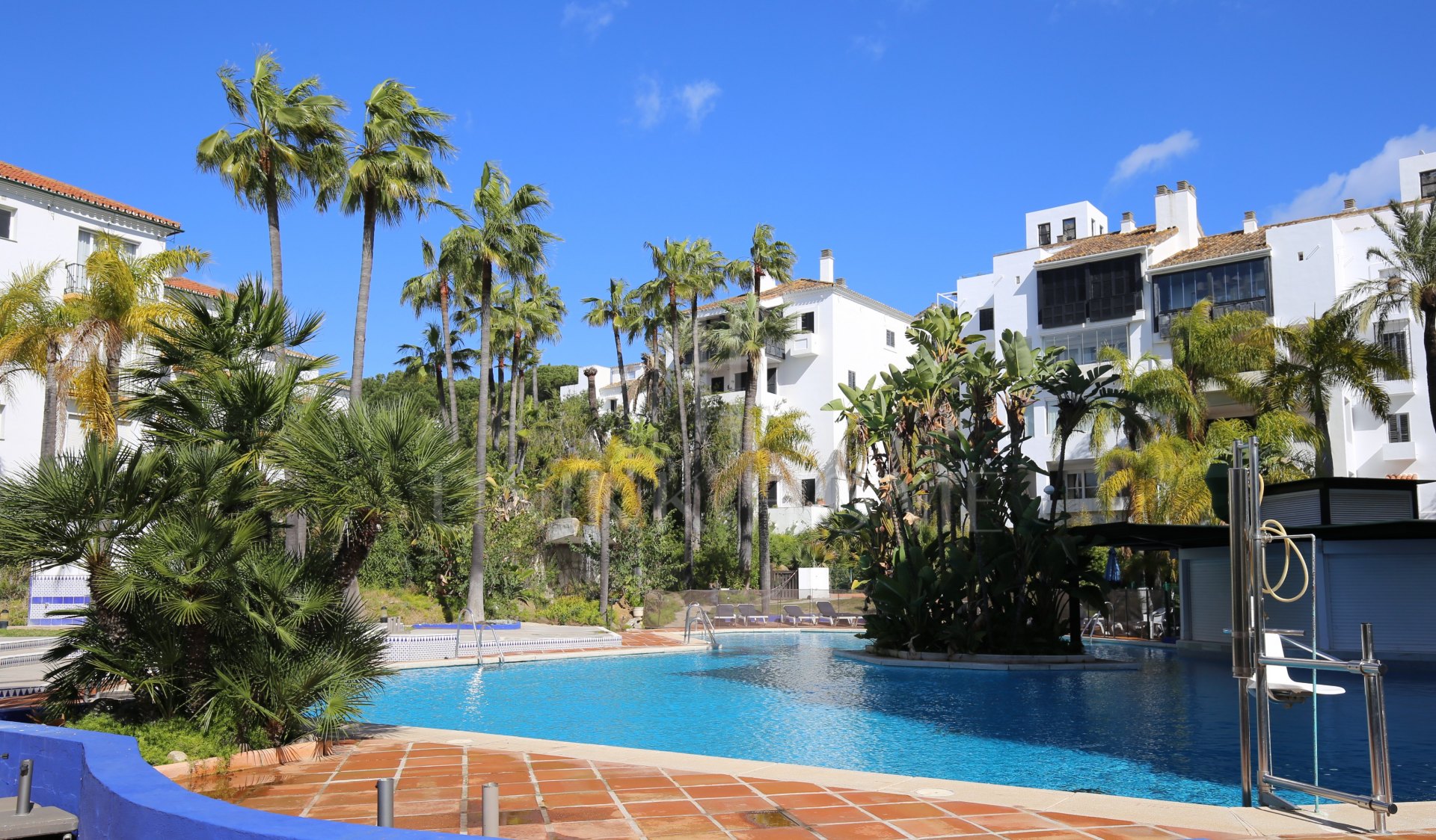 Hermoso apartamento orientado al sur, dos dormitorios situado en primera línea de playa de Jardines de las Golondrinas, Elviria