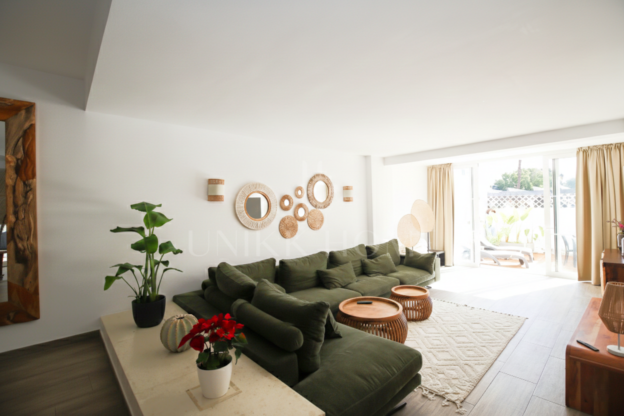 Hermoso apartamento orientado al sur, dos dormitorios situado en primera línea de playa de Jardines de las Golondrinas, Elviria