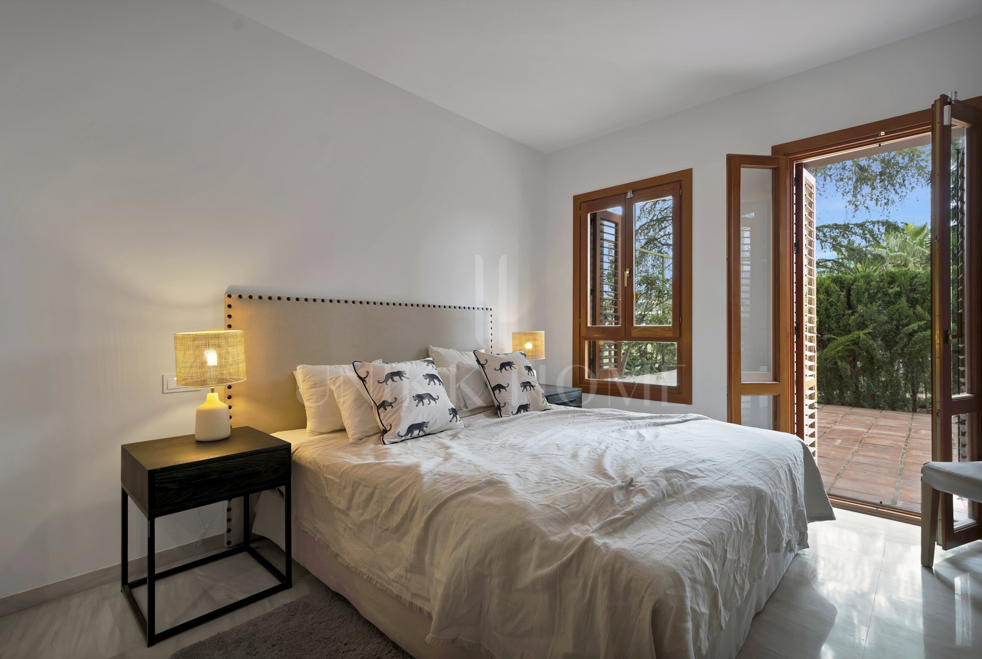 Beautifully renovated two bedroom apartment located in the prestigious Alcores del Golf community in Nueva Andalucía