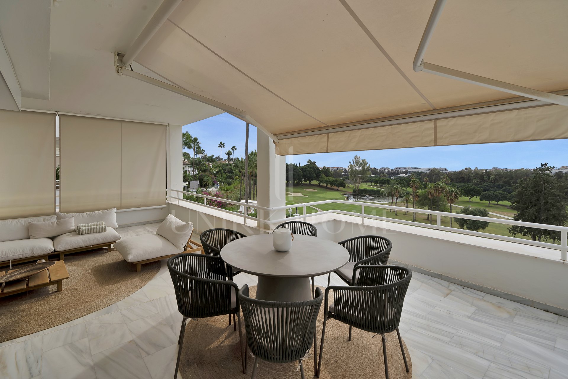 Beautifully renovated two bedroom apartment located in the prestigious Alcores del Golf community in Nueva Andalucía