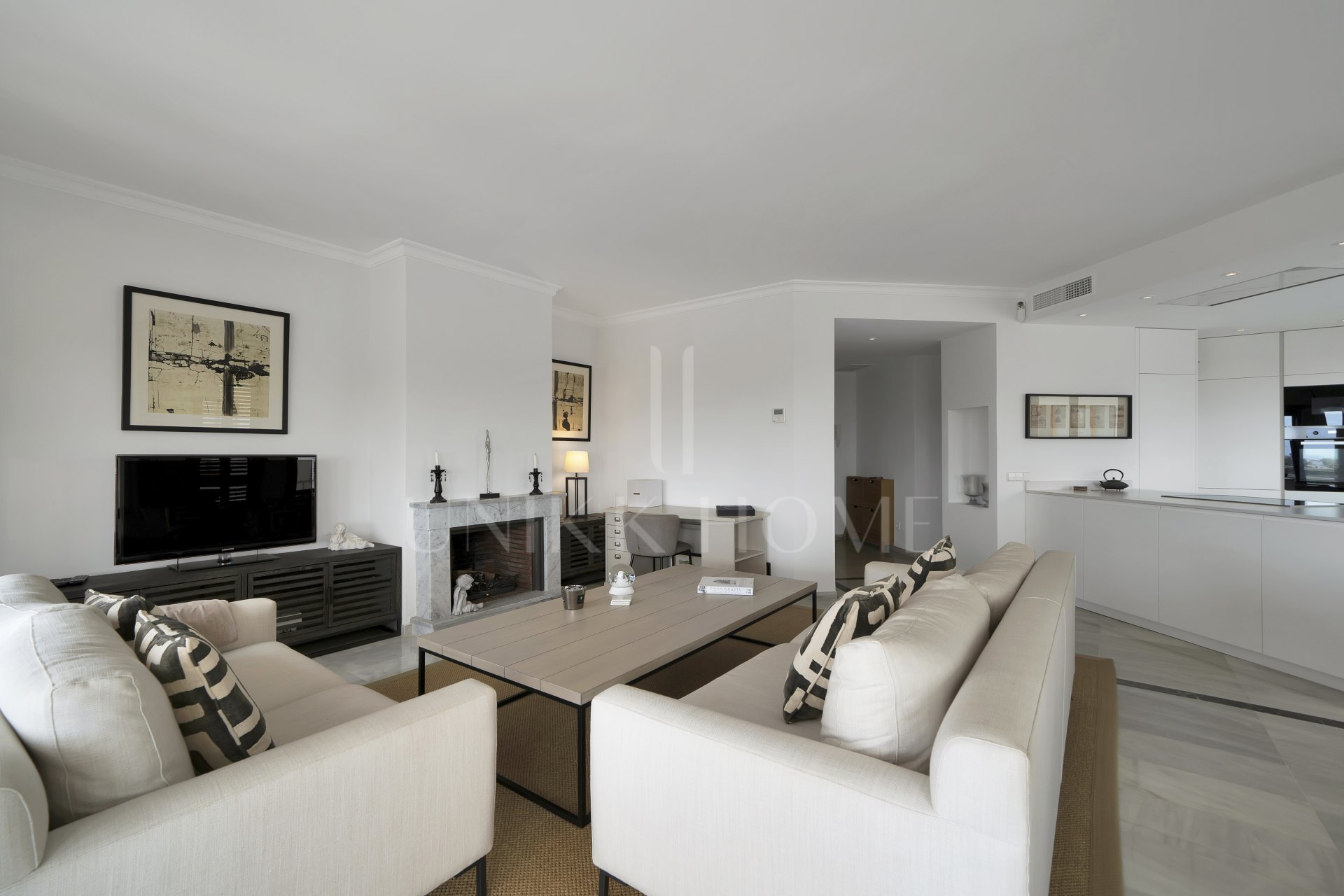 Beautifully renovated two bedroom apartment located in the prestigious Alcores del Golf community in Nueva Andalucía
