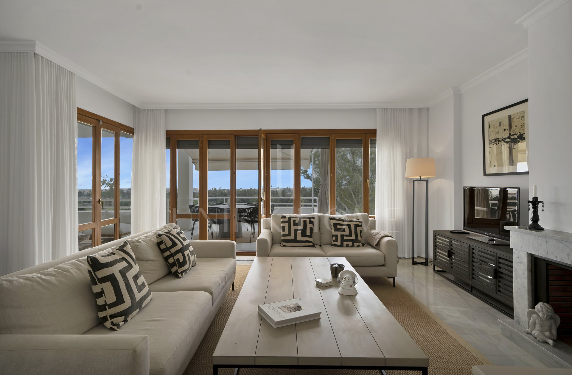 Beautifully renovated two bedroom apartment located in the prestigious Alcores del Golf community in Nueva Andalucía